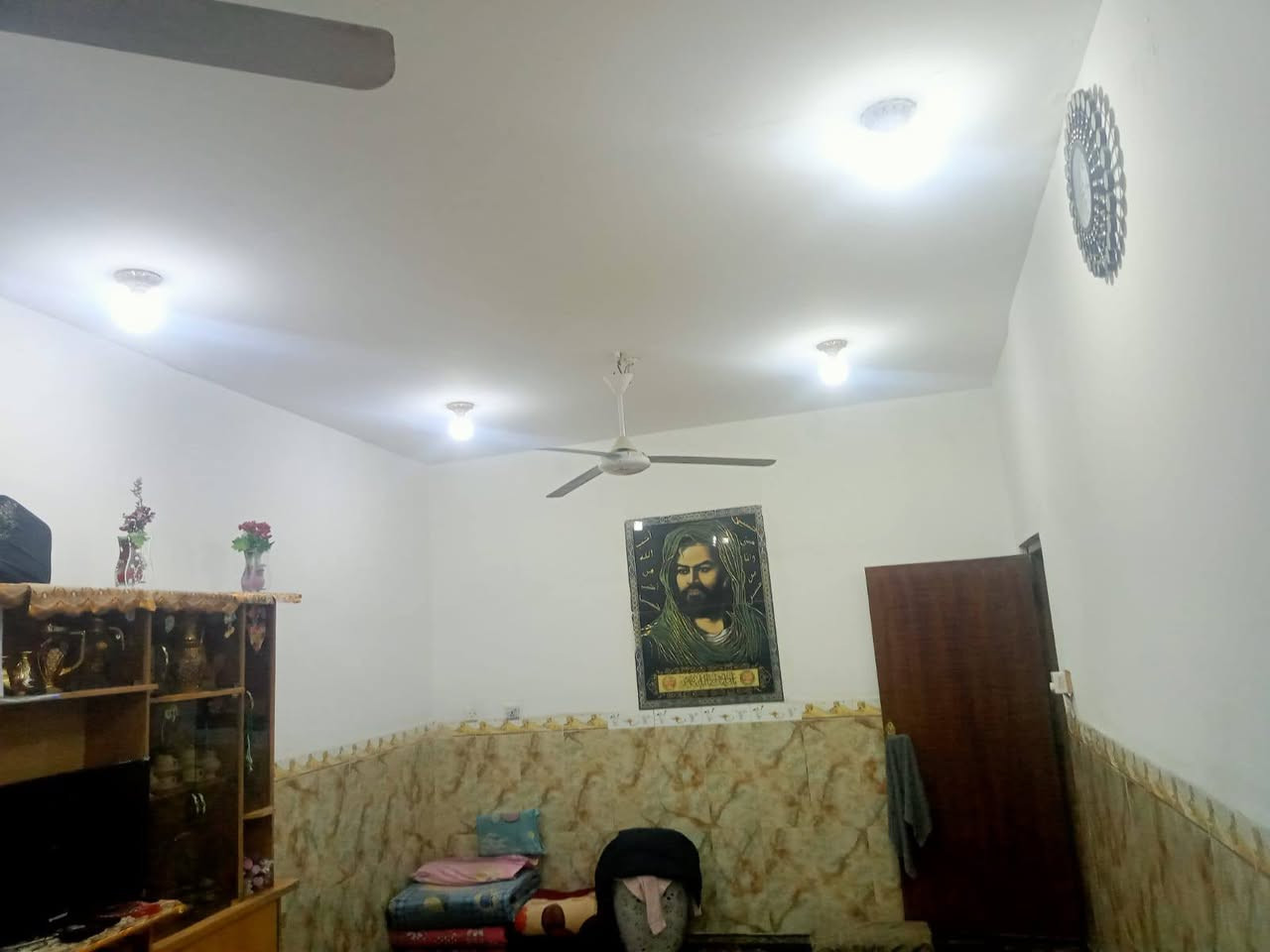 ثاني بيت عن شارع 80 اصلاح زراعي كاعيه كرانيت غرفة نوم وحده وصاله واستقبال وكلدور وحمام داخليه صيحيات خارجيه وحديقة مساحته حوالي ٣٠٠الاستفسار*********** بي واتساب
السعر مناسب جداً
