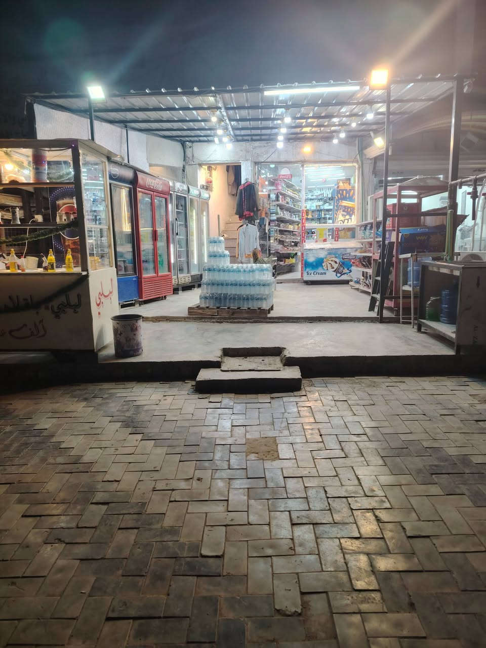 أسواق للبيع في الغزاليه مدير الأمن يتكون من 17براد و محطة مياه معا شقه كاملة مواثثه
هاتف /***********
