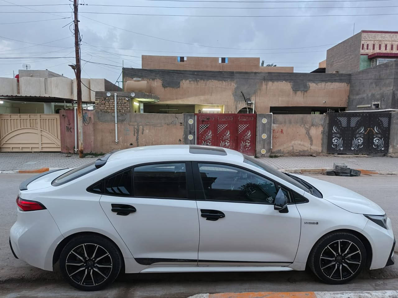 للبيع تويوتا كورلا 2023 هايبرد 
شكل الامريكي الرياضي فول مواصفات
سيارة مصروف عليها 
مغلفة PPF  بالكامل ب 1300$
ماعدا مكان الضربة 
السيارة مكفولة ماعدا 
بيها الباب الخلف السايق مبدل
ومصبوغ والجاملغ الخلفي الايسر
مرشوش من قبغ البانزين وجوة
صدر كير مكينة على وضع الشركة
استخدام شخصي ماشية 109 الف
سيارة جديدة ممتعوبة 
مرقم بغداد باسمي 
مكانها بغداد
للاستفسار 
***********
