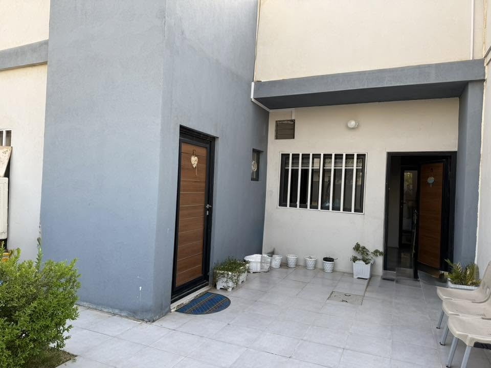 وحدة سكنية في مجمع غدير كربلاء السكني

153 متر مربع 
٢ غرفة نوم 
٢صحيات 
٢منور 
استقبال كبير
مطبخ كبير 
طرمة كبيره
حديقة داخليه وخارجية
المجمع كامل وتوجد فيه جميع الخدمات 
البيت جاهز للسكن ونظيف جداً
توجد فيه اضافات كالديكور في الاستقبال 
وكاونتر تركي حديث واضافات اخرى 
يباع نقداً  
للتواصل ***********
