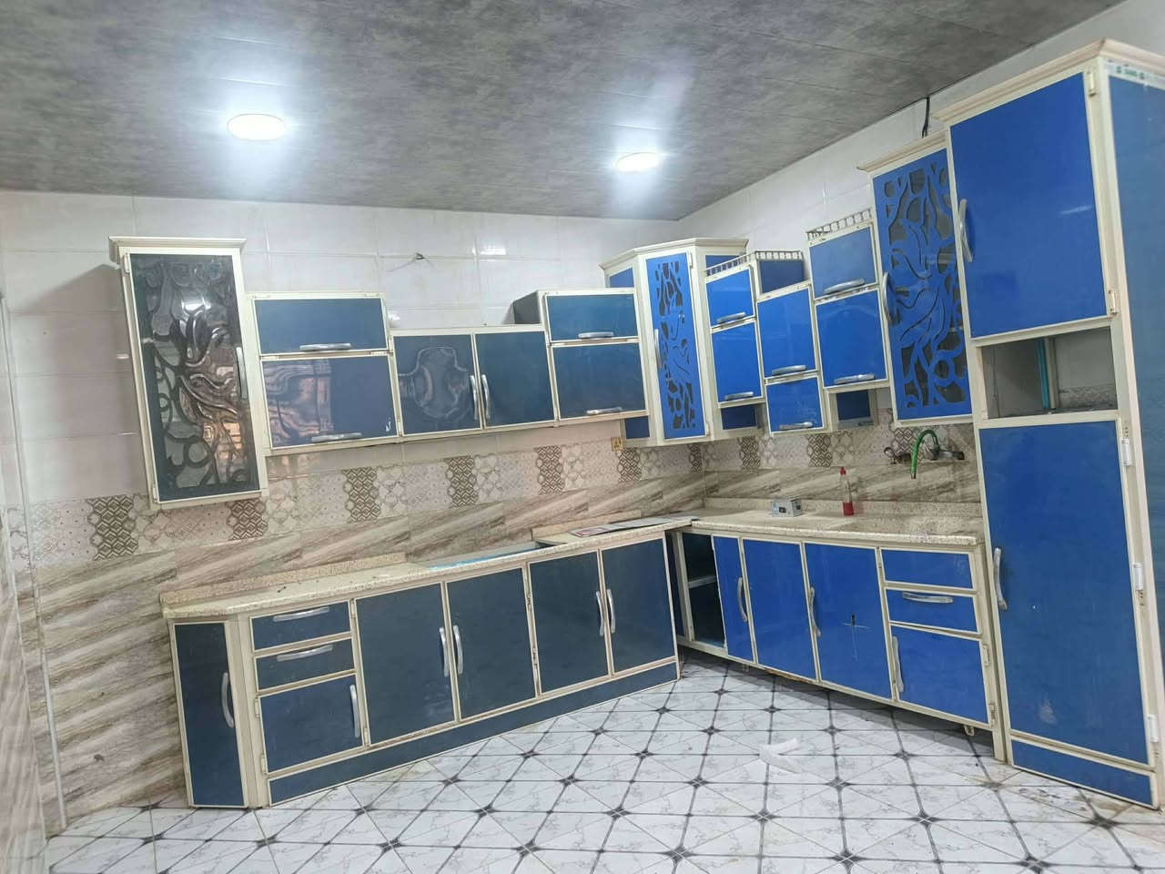 بيت للايجار المساحه 260 متر حي النداء شارع مجمع بيتي مقابل مجمع الاميرات سعر الايجار 400 الف بيت نضيف وجاهز للسكن يحتوي على تانكي سهان خط وطني خط مولد يحتوي على
📌غرفه عدد 2 
📌صاله
📌مطبخ
📌استقبال
📌حمامات خارجيه وداخليه
📌حديقه
للاستفسار 
#_ملاحضه_يوجد_واتساب 📩📩


**إذا كنت صاحب هذا الإعلان وتريد حذفه لأي سبب، رجاءا أرسل رسالة إلى الدعم الفني**