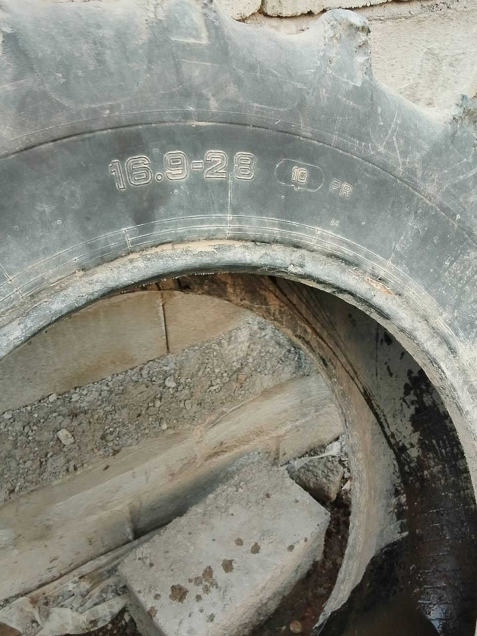 للبيع تاير عنتر بي ضرب4صابع مكان ديالي شهربان ***********
