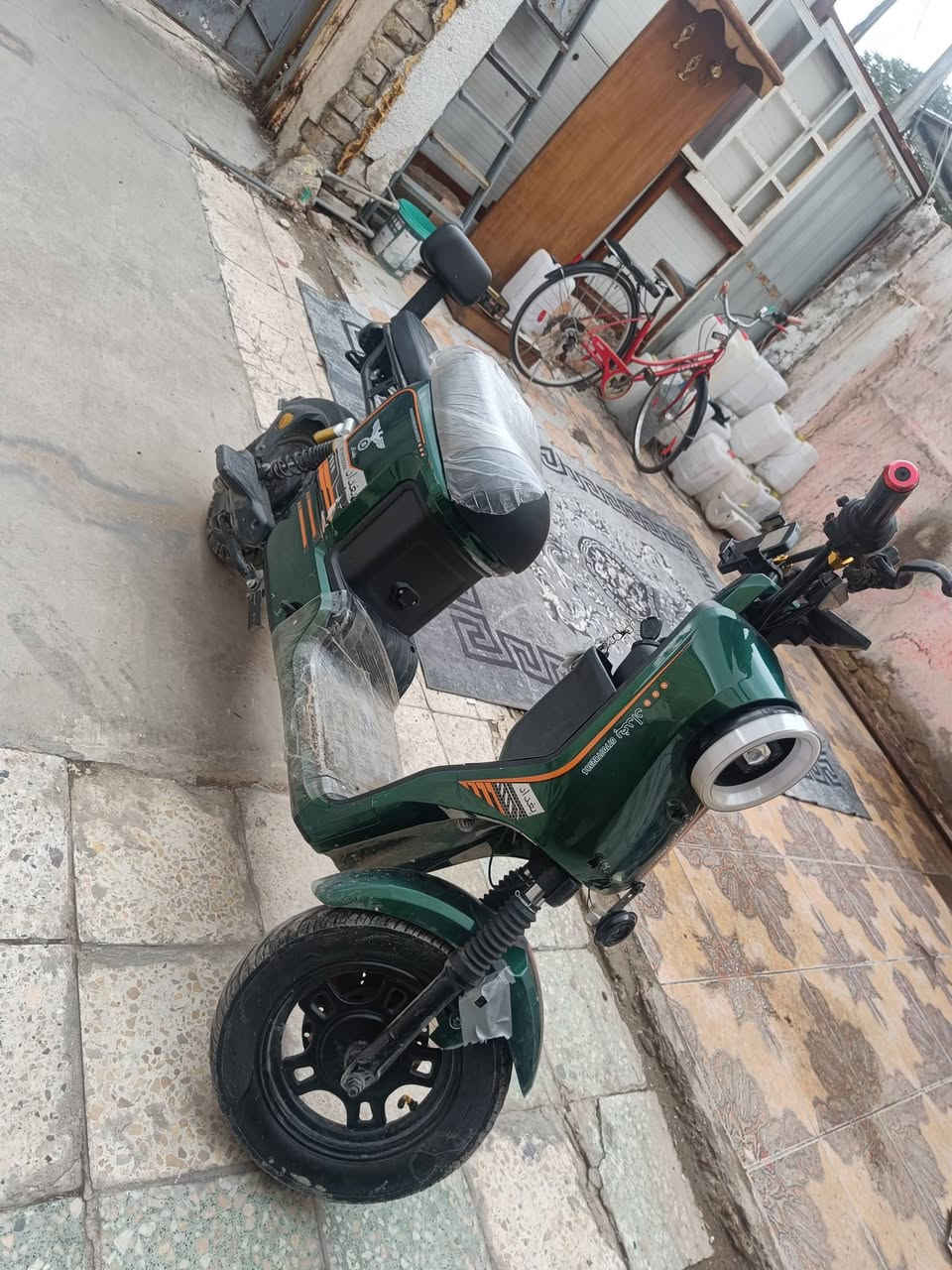 السلام عليكم دراجه شحن للبيع شركه بغداد مكان دراجه بغداد حي العامل ست بطاريات صغار جدد الفحص والسعر 310 قفل بالشراي تصل رقم ***********
