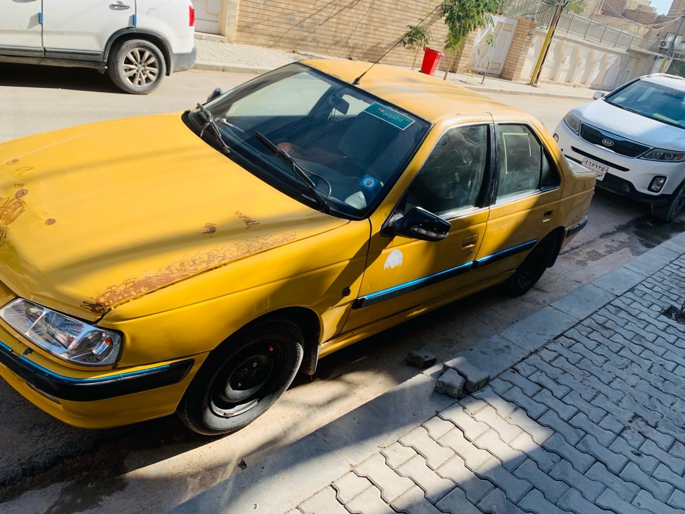 بيجو بارص موديل 2013 مكانها نحف
رقم قادسية دولي مصفرة هئية وغرامات
اخياس مثل ماواضح بلصورة هستوني معمرهن ويحتاج فقط صبغ حدادية جديدة مشط استيرن جديد فرم ممه جديد
مكينة وكير تخبل ترايك للبصرة وتجي واني خادم
مضروبة بجم و تحتاج بوليش تخم تاير امامي جديد ويل نظيف السيارة بحاجة تبديل فلنجات 
السعر 28 وبي مجال 