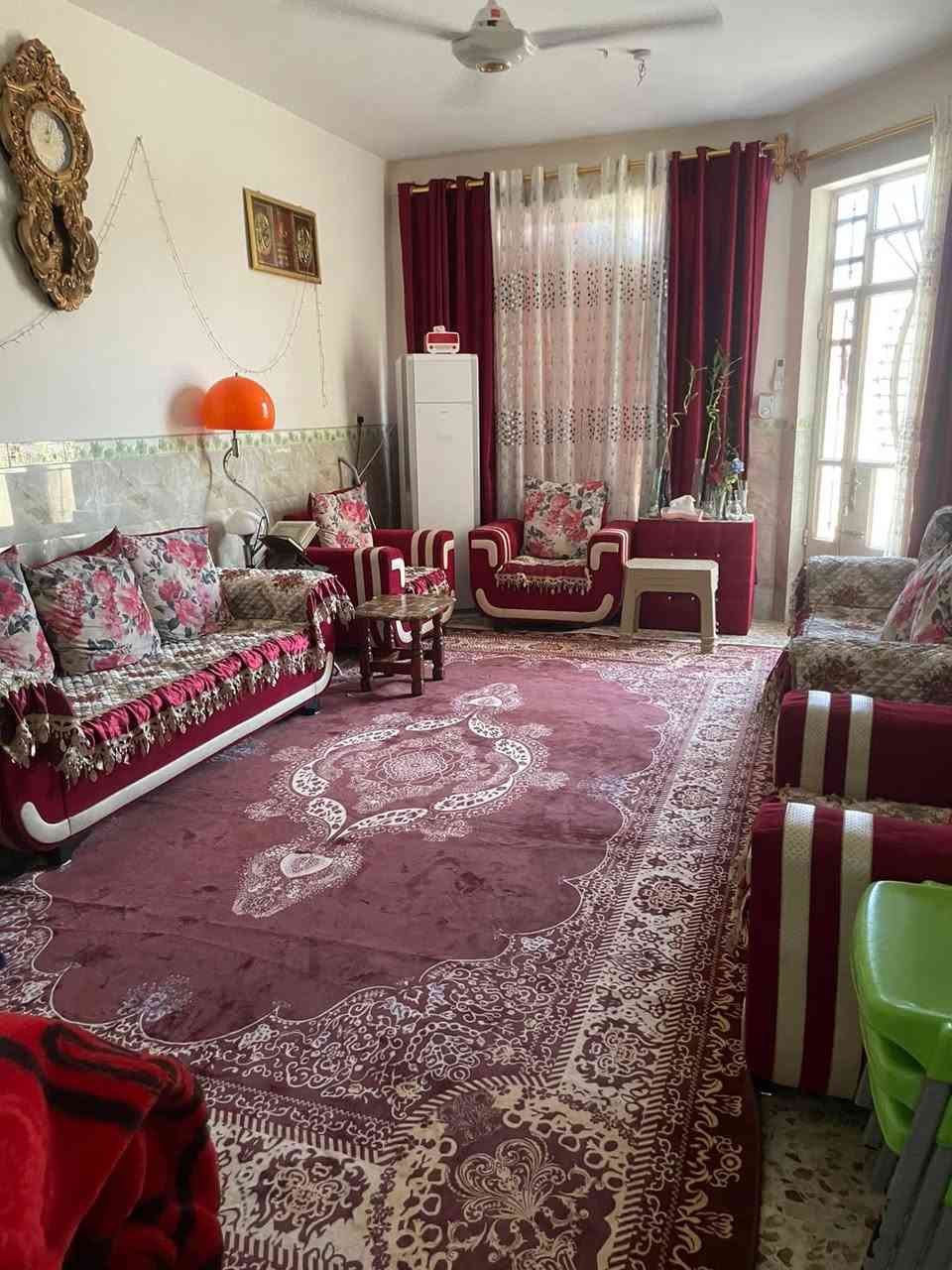 تخم للبيع لا مكسور ولا مشكك ولا مكسو رجلينات نضافته كلش حلوه بس المقعد دايس ومو كلش دايس شي بسيط 4 كراسي ما دايس نضيفات  2 كبار   و10 مخدات للعلم البيع بدون فرشات مال التخم 
سعر 275 وبي مجال للطيبين 
***********  مكان مشتل شارع مدارس 
وتحياتي للادمن ايضاً
