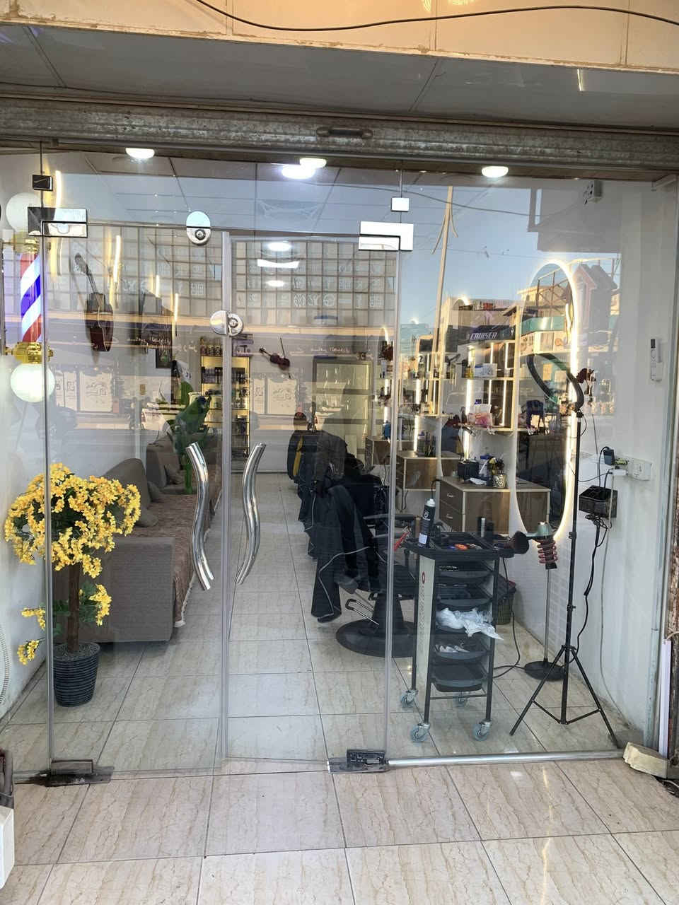 مساء الخير من #الرمادي #محتاج حلاقين 3 نظام الشغل (ايجار او نص) الايجار اول 3 اشهر 150 وراها ينقفل ع 200 اما الشغل نص وحسب زباين الحلاق العنوان شارع 17 مجاور الخطوط الجوية العراقية واتشرف بالكل للتواصل واتساب ***********
