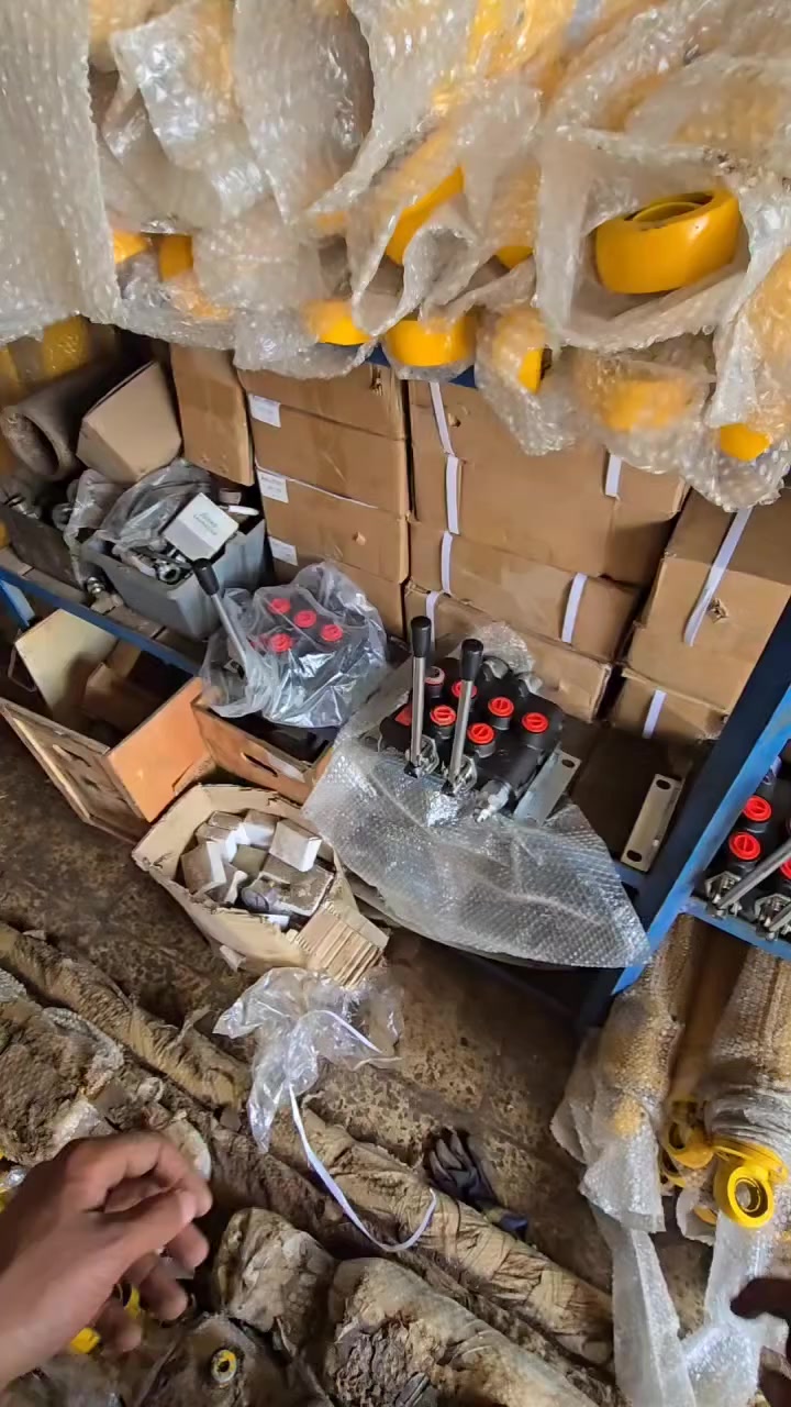 في هذا الفيديو نعرض لكم أحدث تشكيلة من الكنترولات الهيدروليكية والهوائية بجميع أنواعها وأحجامها، جاهزة للتسليم الفوري! ✅📦

---

✅ الأنواع المتوفرة لدينا:

🔹 كنترول يدوي 🖐️
🔹 كنترول كهربائي (سولينويد) ⚡
🔹 كنترول هيدروليكي 💧
🔹 كنترول هوائي 💨
🔹 دواسة هواء 👣
🔹 كنترول 1 خط إلى 6 خط 🔄

---

✨ المميزات:

✅ تنوع الأحجام - تناسب جميع التطبيقات
✅ متوفرة فوراً - مخزون كبير ومتجدد
✅ أسعار منافسة مع ضمان الجودة
✅ توصيل سريع لجميع المناطق 🚚

---

🏭 الاستخدامات:

🔧 للمعدات الصناعية
🚜 الجرارات الزراعية
🏗️ الروافع والمعدات الثقيلة
⚙️ المكابس والمقصات

---

📞 للطلب والاستفسار:
***********
راسلونا الآن لتحديد النوع المناسب لاحتياجكم! 💬📲

#كنترولات #صمامات_تحكم #هيدروليك #معدات_صناعية #قطع_غيار #كنترول_كهربائي #دواسة_هواء #معدات_ثقيلة

---
