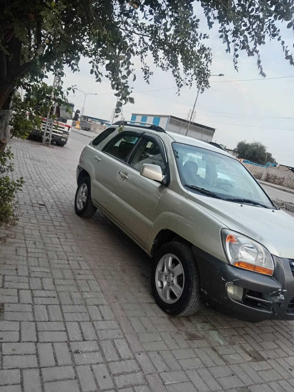 السلام عليكم من رخصة الإدارة المحترمة كيا سبورتج موديل ٢٠٠٧ رقم بغداد نكليزي تحويل مباشر السياره كاهزه من كلشي بيها ضربه تكمه فوك السايق   مصبوغه عام بدون دواخل مكينه ٤ سلندر حجم ٢٠٠٠ كير مكينه صدر تبريد كهربائيات كلها علبلاد شاشه كامره سنتر لك حجي كل البيها ذاكره لتكلي سونار وفلان شي سياره خير من الله وبالعافية ع ياخذها ترايها كلش حلو السعر ٨٧ مكان السياره بغداد الكفاح قرب مستوصف الشيخ عمر رقم الهاتف *********** اسف على الإطالة
