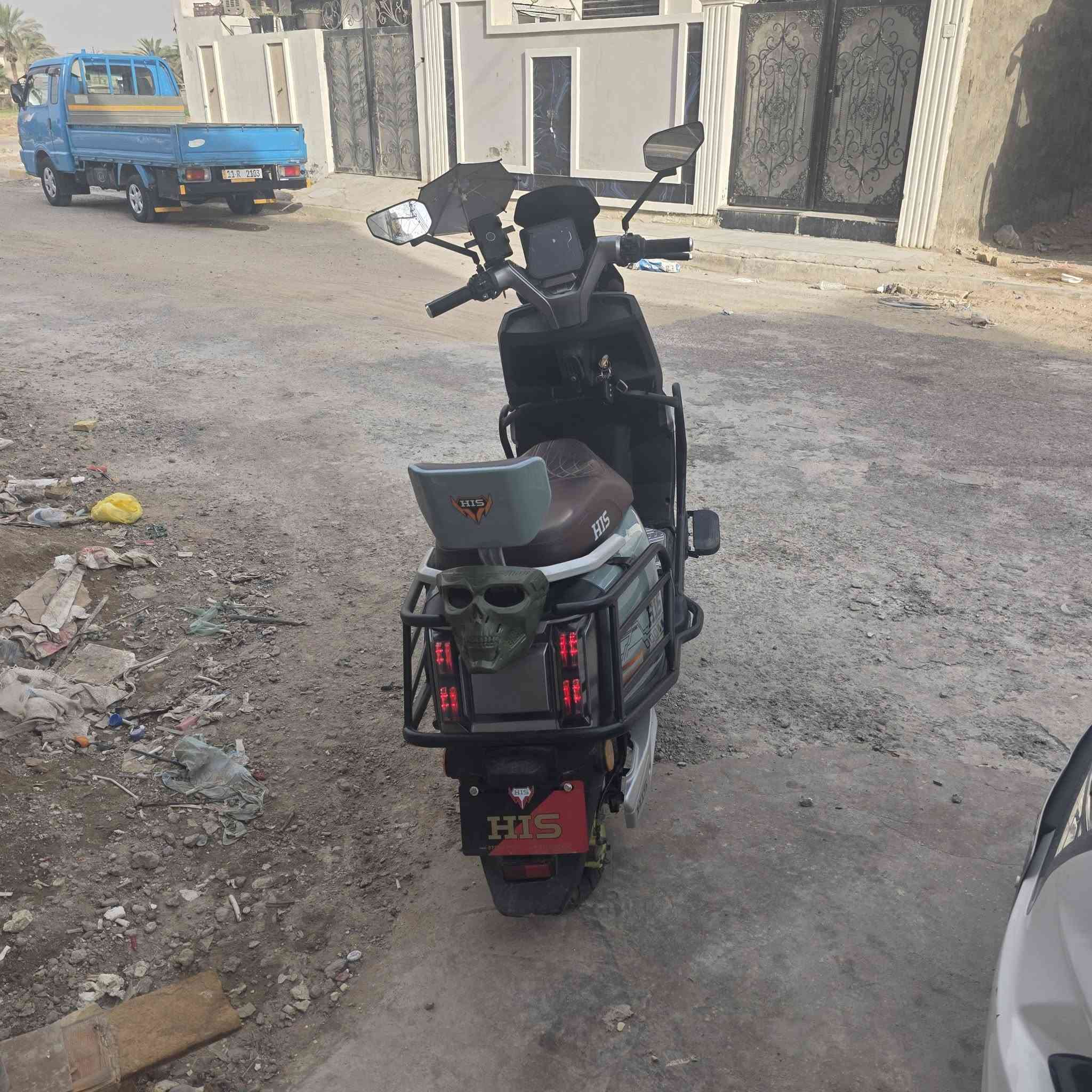 سكوتر كهربائي ذكي للبيع الرقم ***********
مواصفاتها:
1.المحرك (الملف) 3000 واط حقيقي 
2. البطاريه: مجهزه ب
6 بطاريات (مسطره) بقدره تصل 80V وسعه 40A 🔋❤️‍🔥
3 السرعه: 110 عله الشاشه (السرعه الحقيقيه 95 - 100 كم/ساعه 🔥
4.المسافه: (المدى) تكطع مساعه تتراوح بين
 80 - 90 كيلومتر بالشحنه الواحده 
5.ناقل الحركه: مجهزه ب 4 سرعات (نمرات) 
6.بيها بك R للرجوع للخلف 
7.شاشه العرض: شاشه ديجيتال رقميه ذكيه لعرض السرعه. ونسبه الشحن البطاريات. والفولتية الحاليه.
8.انضمه التشغيل: تشغيل سويج + بصمه (عن بعد) + كارت الذكي 
9.الحمايه الخارجيه: هيكل محمي كامل الدراجه امامي خلفي قابله للصدمات وحمايه الدراجه 
10.منضومه الأضاءة: لايتات امامية وخلفيه مزدوجه مع عدسات LED قويه جدا مخصصه للرؤيه الليليه واضحه 
11.الأطارات والمخمدات: دبلات هيدروليك امامية وخلفية لأمتصاص الاهتزازات مع اطارات عريضه ومتينه 
12.البريكات: (بريك)امامي خلفي دسك
