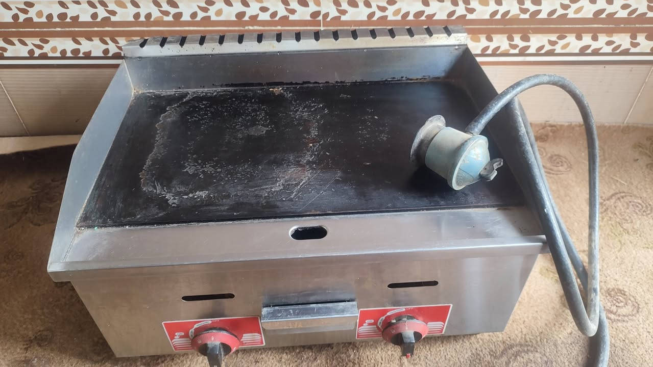 السلام عليكم
شواية همبرگر سل ستيل مكفولة من اي ضرر نارها حلوها وعل جدحة منها وبيها حجم 50 صار سنة ونص من اخذتها 
وكذلك قنينة عراقي 
سعرهن 200 الي يحب يتواصل وياي *********** واتس اب او إتصال عادي
