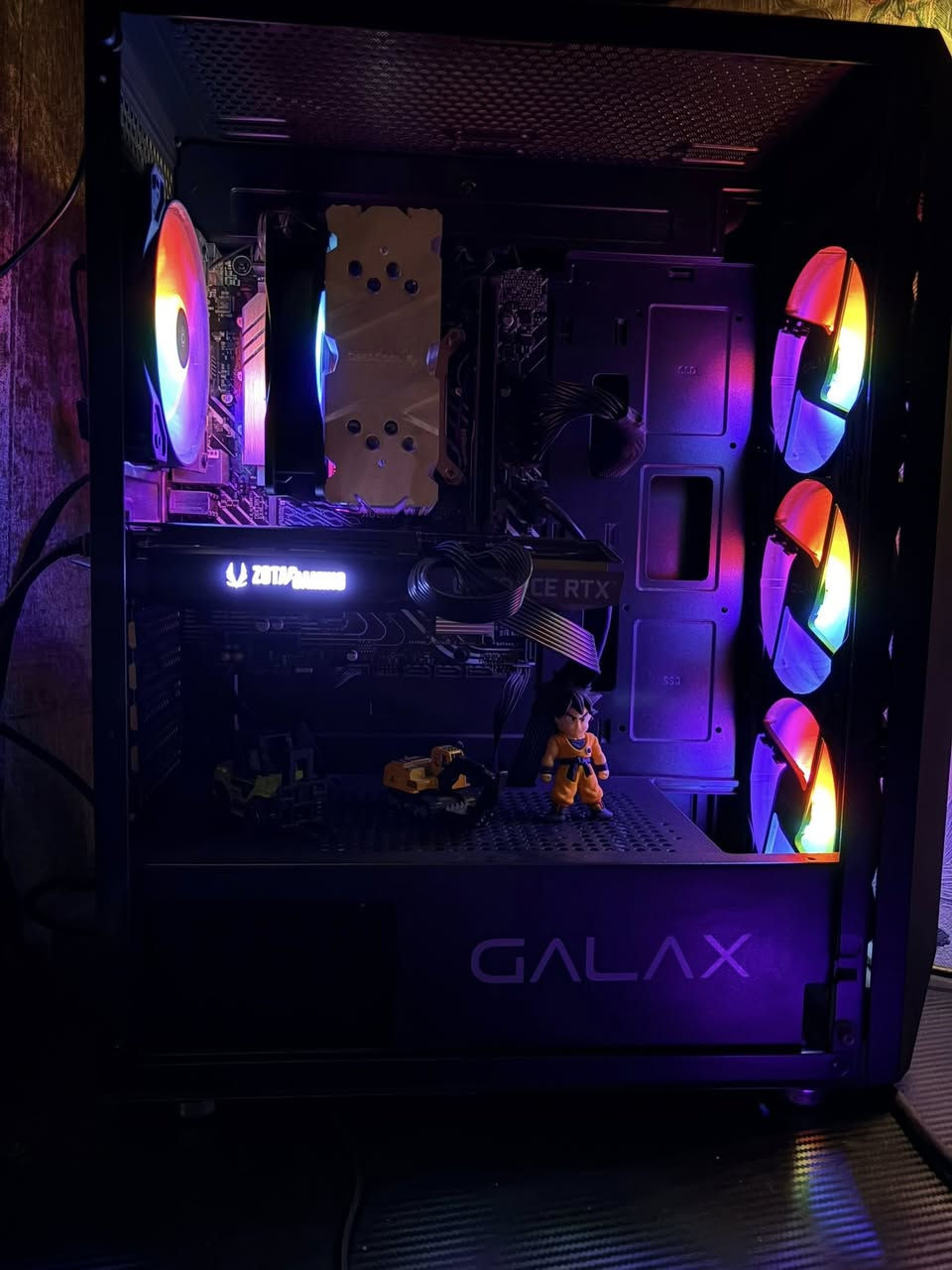 السلام عليكم شباب ، للبيع حاسبة Gaming متكاملة ومستعملة بحالة ممتازة جداً (نظافة 100% واستخدام راقي ومدلل). التجميعة متناسقة بشكل احترافي بدون أي عنق زجاجة، وجاهزة لتشغيل أقوى ألعاب الـ AAA وبرامج المونتاج والرندرة بسلاسة تامة على دقة 2K و 1080p وبأعلى فريمات.

🛠️ مواصفات الوحش بالتفصيل:
 المعالج (CPU): ⁠Intel Core i5-12400F⁠ (الجيل الثاني عشر - ملك الفئة الاقتصادية والمتوسطة بالأداء).
 
كرت الشاشة (GPU): ⁠ZOTAC GAMING GeForce RTX 3070 Twin Edge 8GB⁠ (نسخة قوية، باردة، وتشغل كل الألعاب على الـ Ultra).
 
المذربورد (Motherboard): ⁠ASUS PRIME B660M-K D4⁠ (اعتمادية عالية وتدعم التطوير المستقبلي).
 
الرامات (RAM): ⁠Apacer 16GB (2x8GB) DDR4 3200MHz⁠ (سرعة واستقرار تام بالألعاب).
 
التخزين (SSD): ⁠ZADAK TWSG3 512GB NVMe PCIe Gen3x4⁠ (إقلاع للنظام والألعاب بلمح البصر).
 
الباور سبلاي (Power Supply): ⁠FSP HYPER K 600W 80 Plus⁠ (طاقة مستقرة وحماية كاملة للقطع).
 
المبرد (Cooler): ⁠DeepCool GAMMAXX 400K⁠ (مبرد هوائي بإضاءة RGB، يحافظ على حرارة المعالج ثلج بجو الصيف).
 
الكيس (Case): ⁠GALAX REVOLUTION Mid-Tower⁠ (شكل جمالي هيبة، تهوية هواء ممتازة، وإضاءة مميزة).

ملاحظه / جميع كراتين القطع موجوده حتى الايلونه مالت القطعه موجوده ، القطع نظيفه فوك ماتتصورون ومكفولات كلهن من اي تصليح او عطل وللمعلومه الكارت حرارته بعز صيفنه عندي ماتتجاوز الـ 55 وبشغل عليه سايبر بنك 2077 ! 

السعر اخوان بـ 1250 الف قفل ،  التجميعه لكطه بصراحه ومبروك عليه الي ياخذها .

سبب البيع هو عمليه قص معده اريد اسوي ومحتاج فلوسها ! 

+ انطيك ويا التجميعه ماوس ريد دراكون الاصلي وايرلس ! 
+ انطيك حسابات ستيم خير من الله تونسك ! 
+ انطيك تفعيل وندوز الاصلي 11 pro !
مكاني كربلاء ( والتجميعه مشتريها من شركه الاماني المعروفه ) 

رقمي ***********  ، اخوان الي بروح موتاكم الي صدك يريد يشتري يجيني لأن داجمع فلس فلس ، التأخير مو بصالحي !
