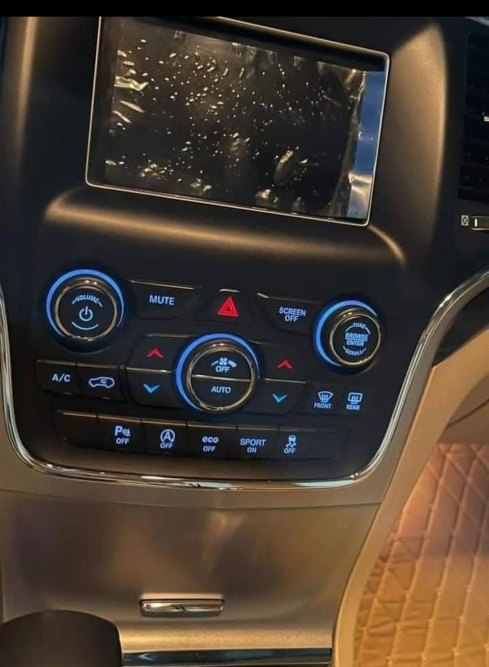 جيب لاريدو موديل ٢٠٢٠ خليجي مكفول كفالة عامة
فول موصفات .
فور ويل 
حساس أمامي وخلفي 
كامرة دوارة،  اشارة بالمري،  نقطة اجتياز بالمراه الجانبية، توقف ذاتي ، كشنات جلد كهربائية. وبقية الموصفات معروفة 
ماشية ٥٧ الف 
السعر ٢٦٠ 
للشراء الاتصال على الرقم *********** 
رقم بغداد مميز .
