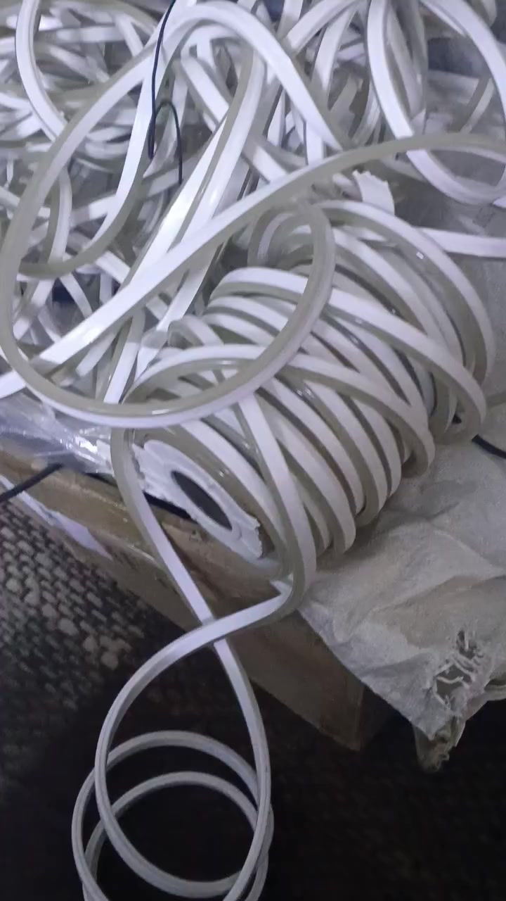 للبيع شريط إضاءة نيون مرن (LED Neon Flexible)
الطول: 50 متر
 لون أبيض بإضاءة ناعمة وثابتة
ينثني بسهولة – مناسب للديكورات واللوحات والكتابات
جاهز للاستخدام
مناسب للمحلات، البيوت، واجهات المحلات والكافيهات 
💰 السعر: 65 الف مع توصيل
📍 الموقع: (بغداد مدينه الصدر)يوجد خدمه توصيل لكل المحافضات


**إذا كنت صاحب هذا الإعلان وتريد حذفه لأي سبب، رجاءا أرسل رسالة إلى الدعم الفني**