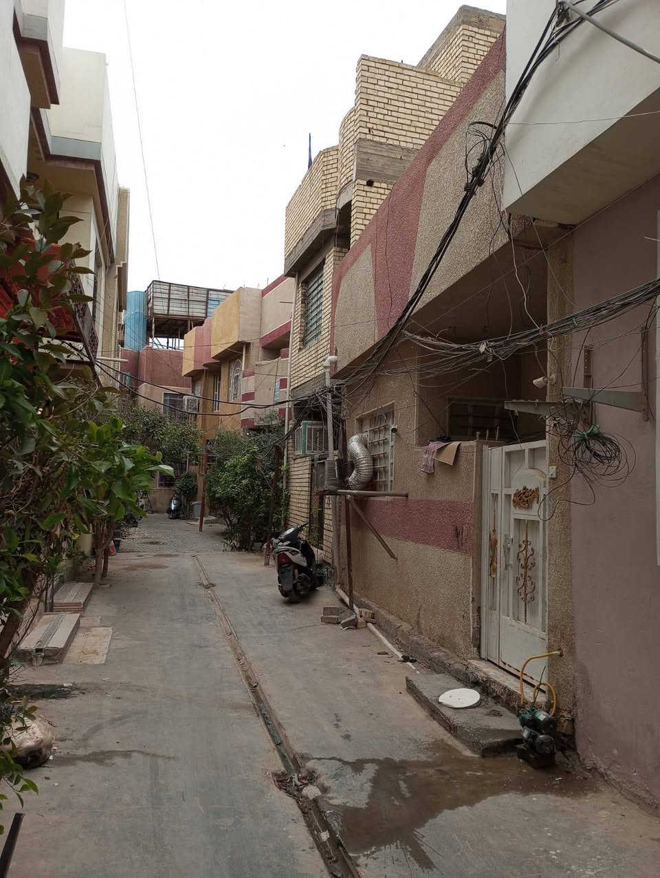 السلام عليكم تعلن شركة الجبوري للعقار والمقاولات العامه عن بيع دار ملك صرف زراعي سند 25 في منطقة الكريعات شارع هيثم الاحداد بناء نضيف
1 المساحة 64 متررر 
2 الواجه 6 متررر 
3 النزال 10 مترررر و75 سانتيم 
4 عرض الشارع 4 مترر 
5 السعر 85 مليون وبي مجال 
يتكون من طابق واحد 
طرمه وصاله ومطبخ وحولي وغرفة نوم وخدمات ومنور وبيتونه وسطح 
عنوان الشركة الكريعات الكويتي شارع حسينية ابي تراب قرب فلكة القرغولي استفسار اتصال على الارقام التاليه 
*********** أبو صكر الجبوري 
***********
