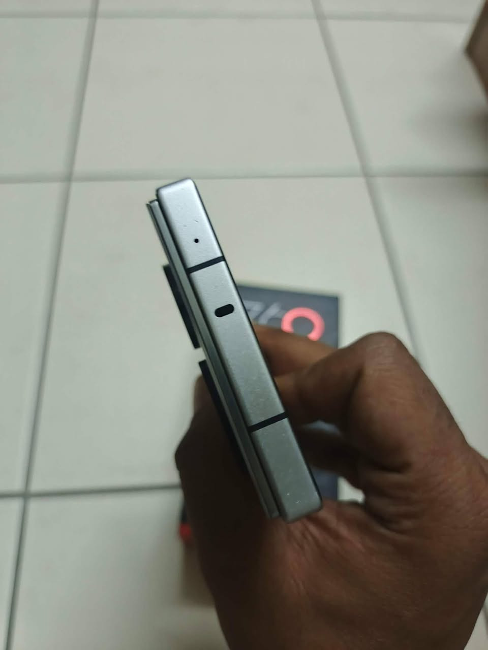 السلام عليكم نوبيا. Z60 ultra  ذاكر 256 رام 12 كامل غراضه سعره 530 الف مكاني مجمع بسماية او المشتل ***********
