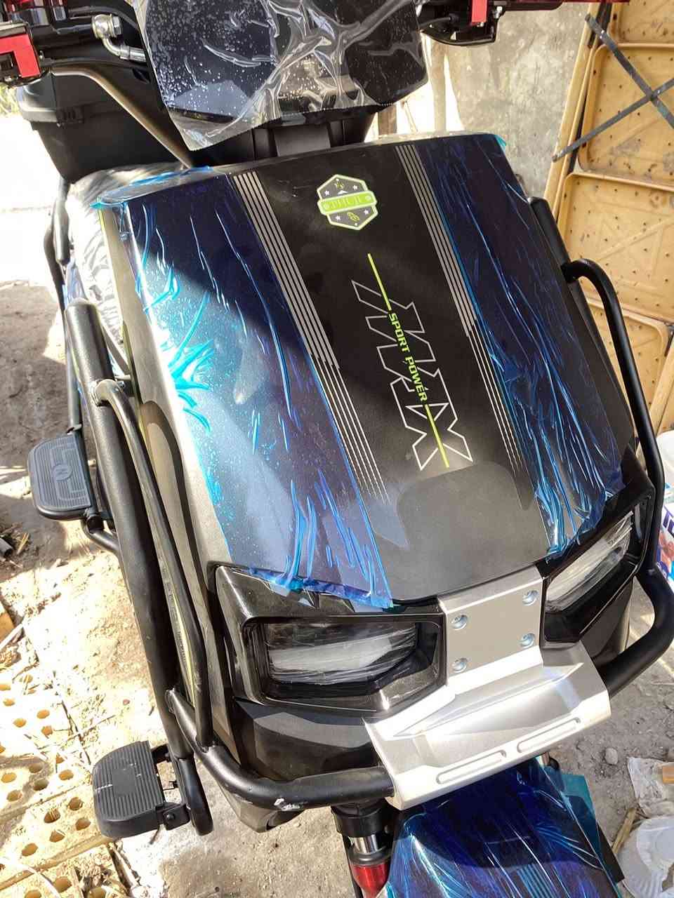 من رخصة الادمن السلام عليكم
⸻

🔥 للبيع دراجة شحن نوع سكنس بحالة ممتازة 🔥

📍 الموقع: كربلاء – جامعة الزهراء

الدراجة استعمال خفيف جدًا (من المدرسة إلى البيت فقط)، نظيفة ومهتم بيها وتستاهل المعاينة.

⚙️ المواصفات:
• إنارة وأشاير LED قوية جدًا (إضاءة واضحة ومميزة بالليل)
• السرعة: 75 – 80 كم/س عن تجربة
• عدد البطاريات: 6 بطاريات
• 32 أمبير
• ملف بحجم كبير جدًا (عزم قوي وأداء ممتاز)
• وتر بوف
• منفذ USB
• منفذ شحن جوال
• نظام رجوع للخلف (R) + نضام P بارك للوقوف الثابت 
دبل ستاند خلف وصفح
• مساحات خزن عدد 2 تحت الكشن (أمام + خلف، بحجم كبير)
• عدد 2 بصمة
• نظام صيانة/تصليح
• شاشة ديجيتال تعرض الأعطال
• بلوتوث + دمام قوي
• 4 نمر
• بريكات هيدروليك (كبح قوي وثابت)
• دبلات (ثبات وتحمل أفضل)

✨ بالإضافة إلى مواصفات هواي ماينعدن بعد

💯 الدراجة جاهزة بالكامل ولا تحتاج أي مصروف

💰 السعر: 800 وبيها مجال

👀 المعاينة على الطبيعة خير دليل

📞 التواصل خاص


**إذا كنت صاحب هذا الإعلان وتريد حذفه لأي سبب، رجاءا أرسل رسالة إلى الدعم الفني**