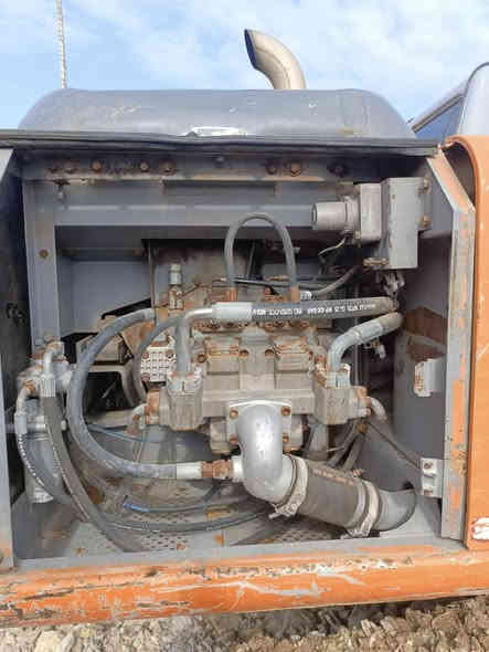 سلام عليكم حفاره فايف موديل 2000 سنويه تسعه وعشرين  حداده نظيفه ومكينه جديده زنجيل نظيفات كترول جديد مظخه جديده مكينه جازه العمل كامله السعر 200 ورقه وانه مكلف بل نشر *********** نتصال عله هاذ الرقم صاحب الحفاره
