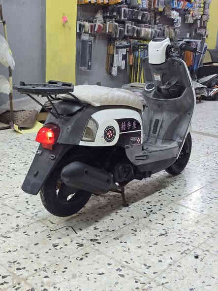 ماكس بوليس للبيع
شلعه ومعدل فول
تايرات جدد
السعر 550 وبيها مجال
المكان كربلاء طويريج 
***********
