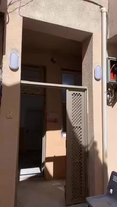 دار للإيجار طابق ونص ٨٥ م  الجمعية خلف مول الحارث وطني مستمر طوارئ  غرفة وصاله وستقبال الايجار ٦٥٠ الف 
***********
