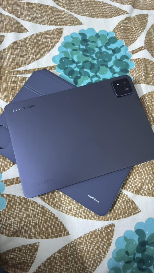 عدي هذا شاومي 7 برو هو و كيبوردة 
ذاكرتة 512
مشحون 56 مرة
بطاريتة 100
بي شخطين واحد صفح واحد جوة. 
ب650 الف و عاشو عيشة سعيدة 
*********** بغداد حي الجهاد معندي توصيل
