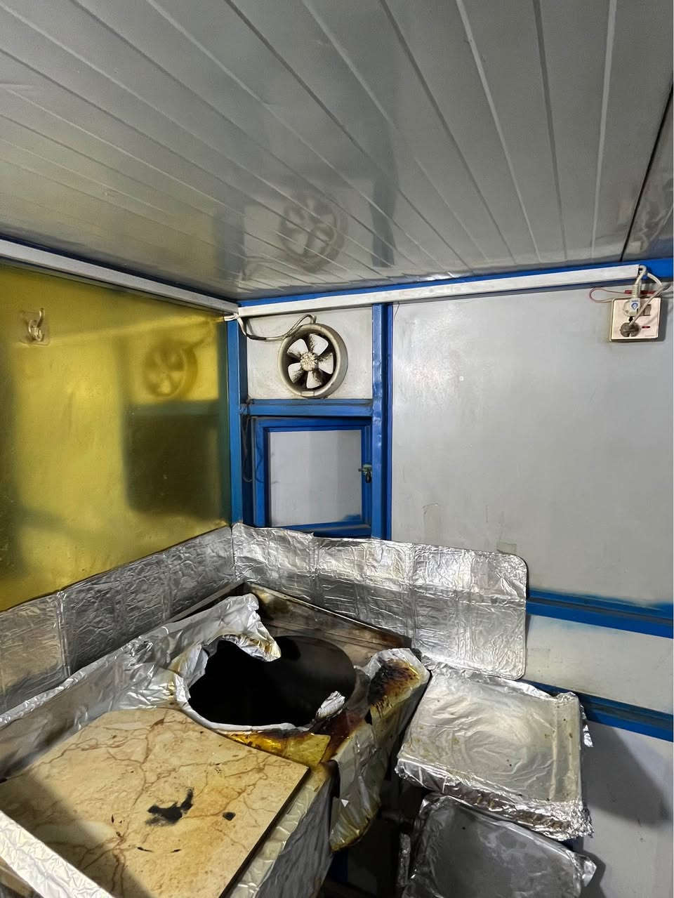 كشك ارتفاعه مترين وعرض مترين وعمق مترين ونص وياه بريمز مال تكلاه فلافل وبيه ساحبه وبيه رفين ارضيه خشب واجهيه جام ومغلف كابون الاصلي وياه مستلزمات مال فلافل سعره 600 وبيه مجال لمكان نهايه الشعله منطقه الدهله *********** بغداد, العراق
