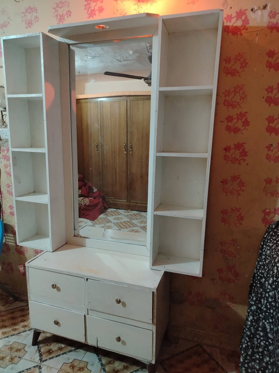 متاح ميز مرايه نضيف حجم كبير يحتوي عل مجرات عدد ٤ رفوف عدد ٨ مرايه فقط الكسر الواضح بل صوره سعر خاص او اتصال ***********
