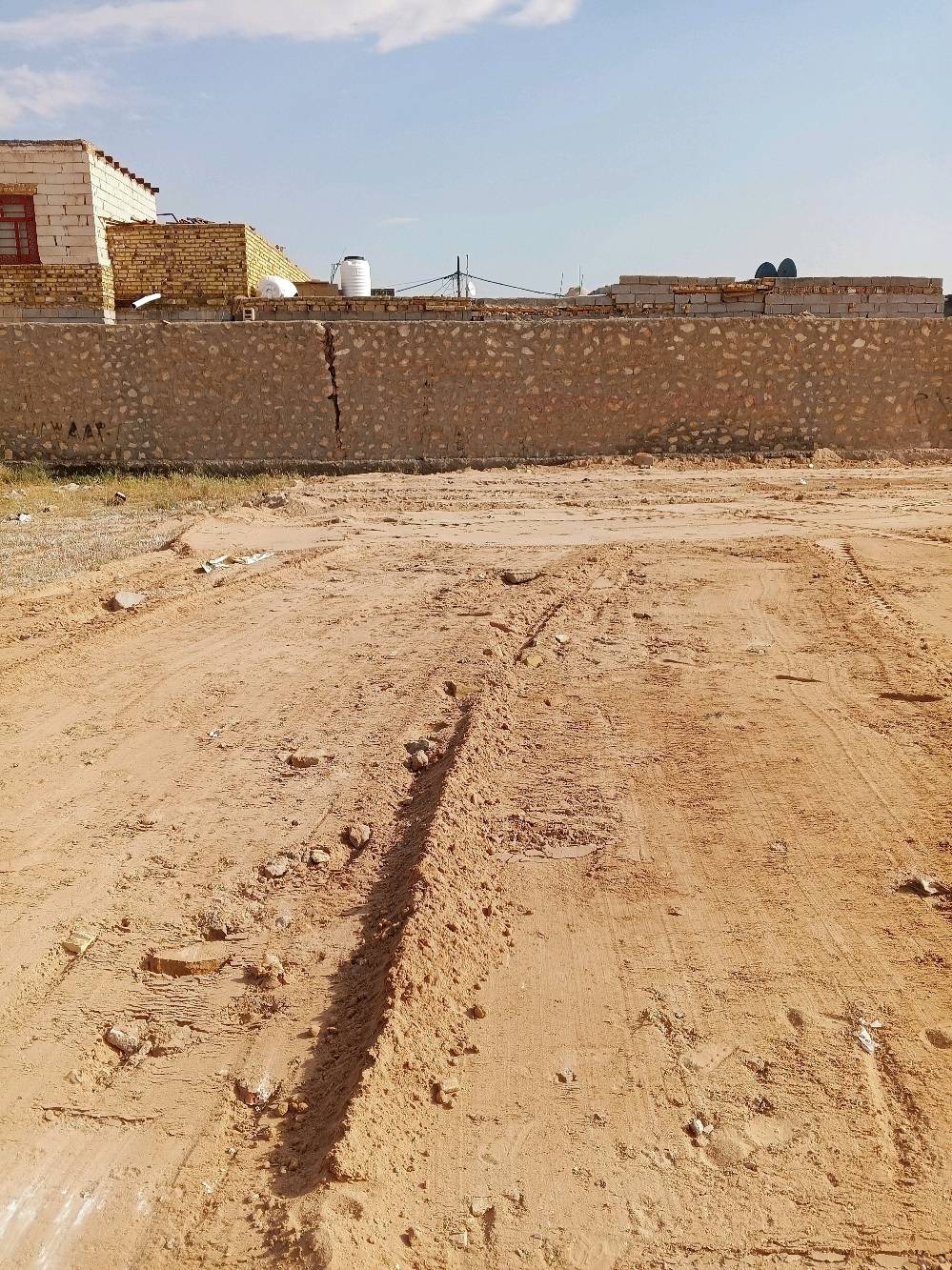 عرصه 100 متر بالنجف طريق يا حسين عمود 123 عرفه 100 متر عن شارع العام مي وكهرباء بيها وشارع مبلط السعر 1000000 رقم الهاتف*********** العرصه كانت زراعي وجاي عليها تطويل وما عندي امكانيه اطوبها
