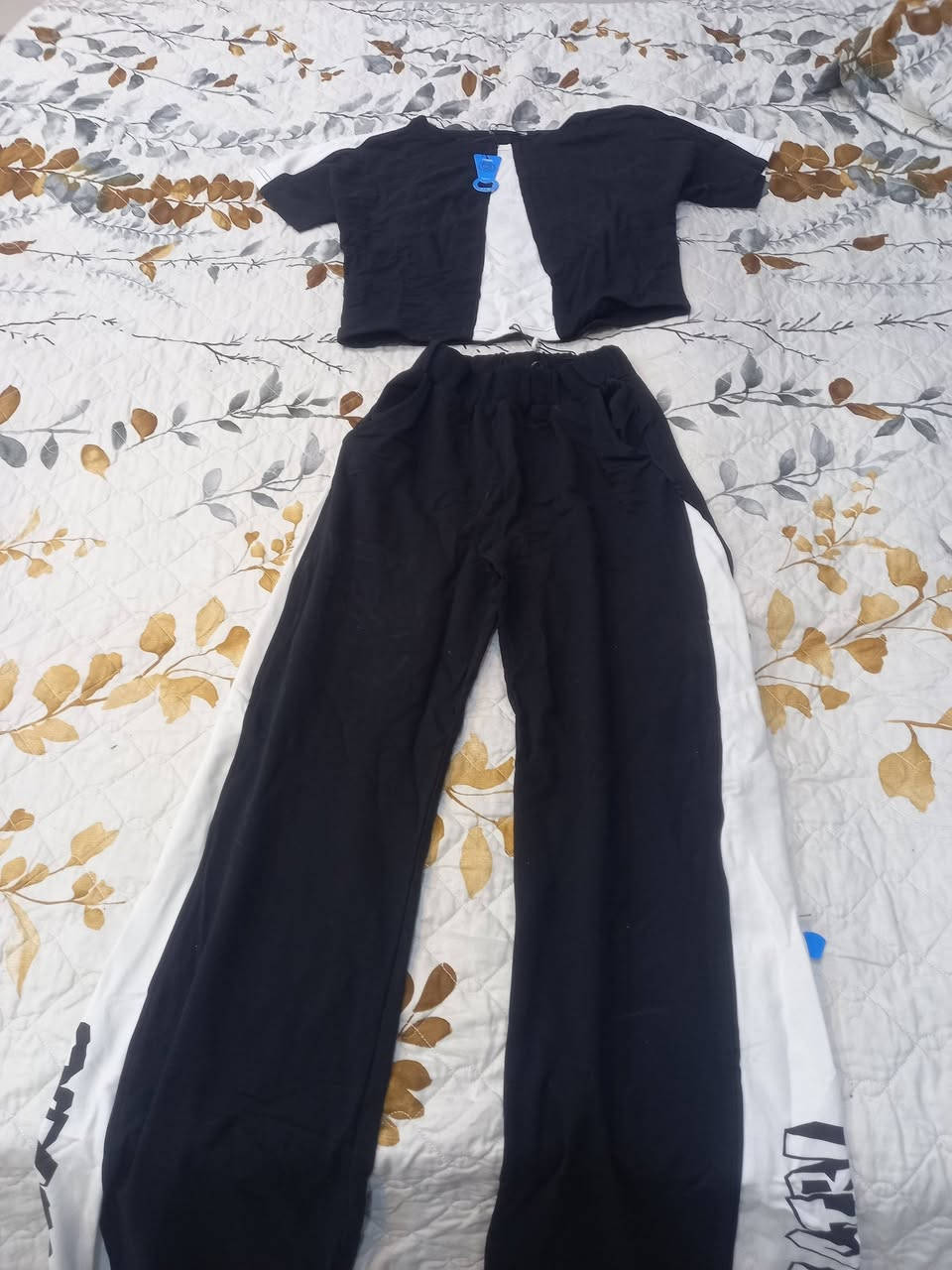 توفر تراك منزلي فصال اجنبي متوفر هاذي الالوان ومتوفر توصيل لباب البيت
سعر القطعه 10 الف بس الكميه محدوده جدا 
***********
