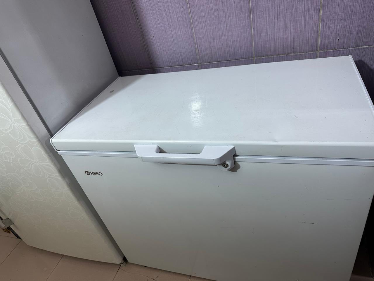 سلام عليكم عندي غراض مستخدمه نظيفه حيل 
طباخ عينين تسكام نظيف حيل وقوي وعملي 
كاونتر وملحق وسنك تزكام مبطن نظيف جدا
طباخ اربع عيون نظيف وشغال كله 
مجمده وسط نظيفه حيل 
ثلاجه حجم كبير نظيفه 
للاستفسار (***********)
متواجد عالفيس عمآ الاغراض نظيفه جدا
