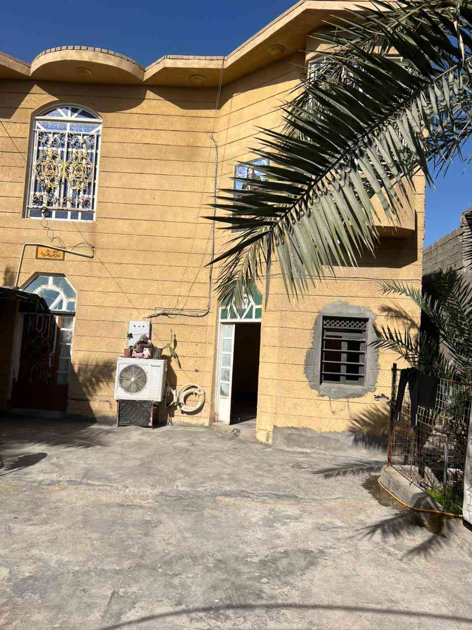 سلام عليكم توفر دار سكن لبيع العنوان ابي خصيب حمدان قرب مركز  المساحه ٤٥٠ متر كافت الخدمات كهرباء ماي مجاري شارع ١٠ متر  لبيت قاطين يتكون من ٦ قرف ويدوان مطبخ ومجمع صحيات جنس وقف سني السعر ٨٥ مليون وقابل لتفاوض الستفسار ***********
