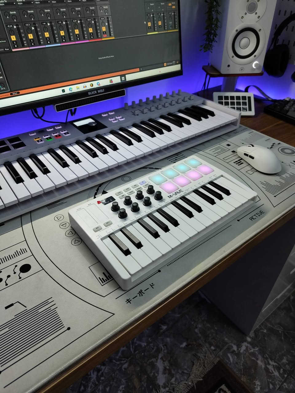 متوفر midi keyboard ماركة m_wave
بسعر جداً مناسب 
للتواصل/***********
متوفر توصيل لجميع محافظات العراق
