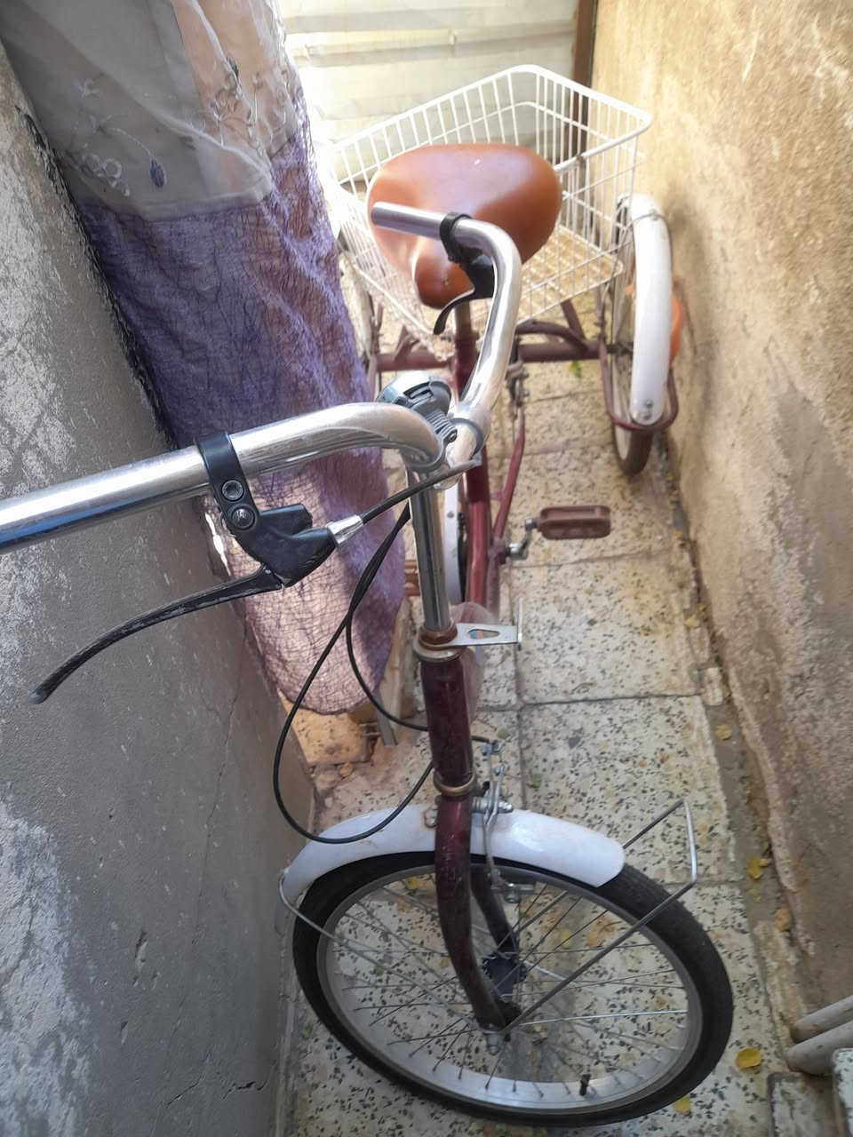 السلام عليكم
بايسكل للبيع 
تايرات عدد 3
يحتوي على سلات عدد 2 
للبيع المكان بغداد 
***********
متواجد واتساب
