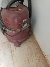 مكنسة كهربائية • شغالة • قفل