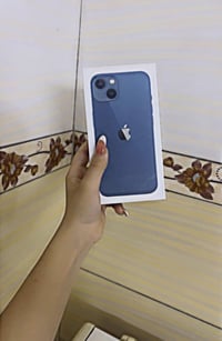 السلام وعليكم عدي ايفون 13 عادي لون مميز بطاريه 95 ذاكره 256 جهاز نضيف...