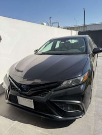 للبيع كامري هايبرد وارد امريكي موديل 2022 مواصفات SE  رادار امامي  كشن...