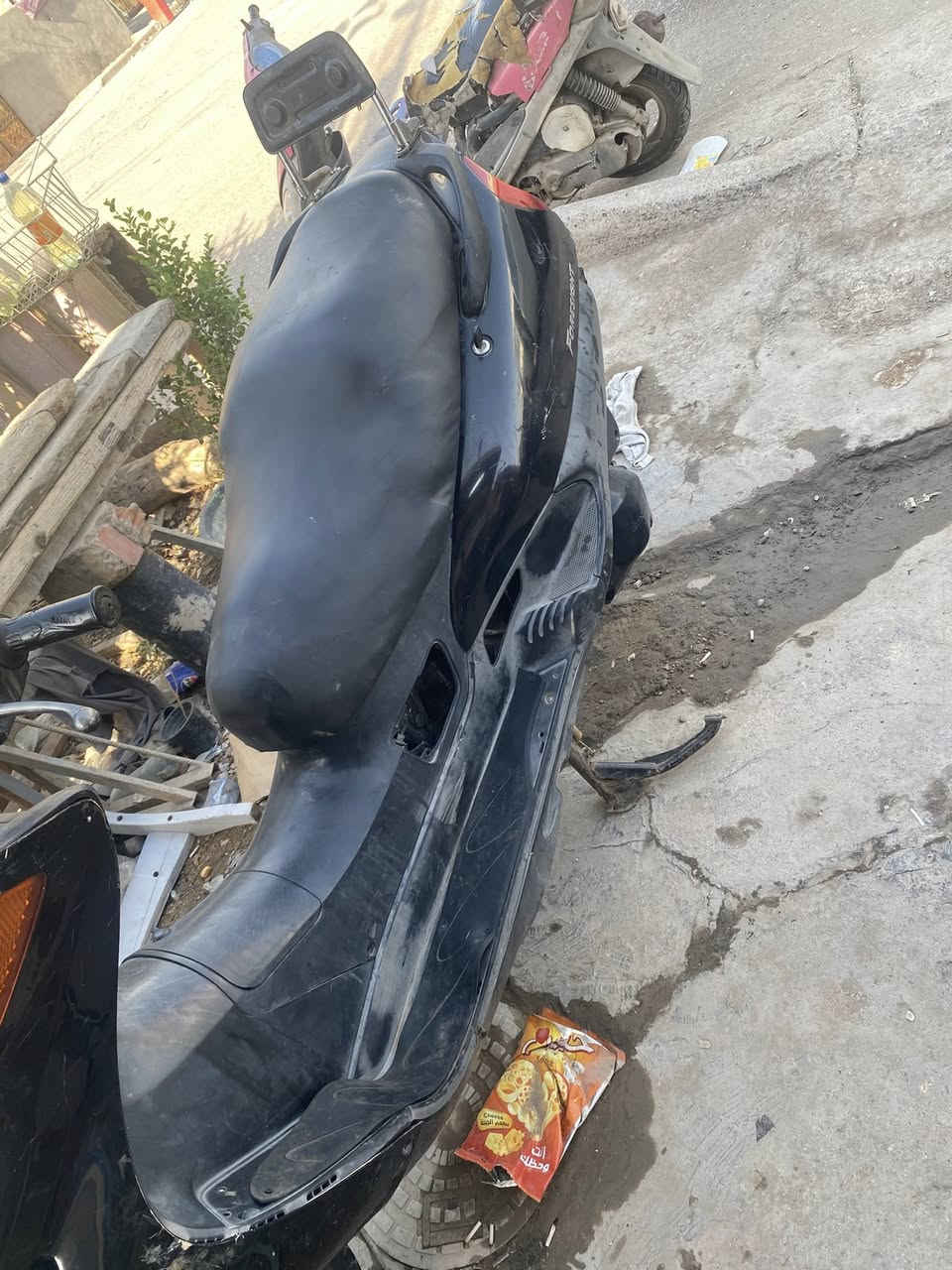 السلام عليكم دراجه للبيع فور سيات الدراجه مجفته بس إني ماستخدمه هسه بس جيب باتري أو بانزين شغل أو روح المكان سيطرت الشعب القديمه السعر 350 أو بيه مجال للشراي ***********
