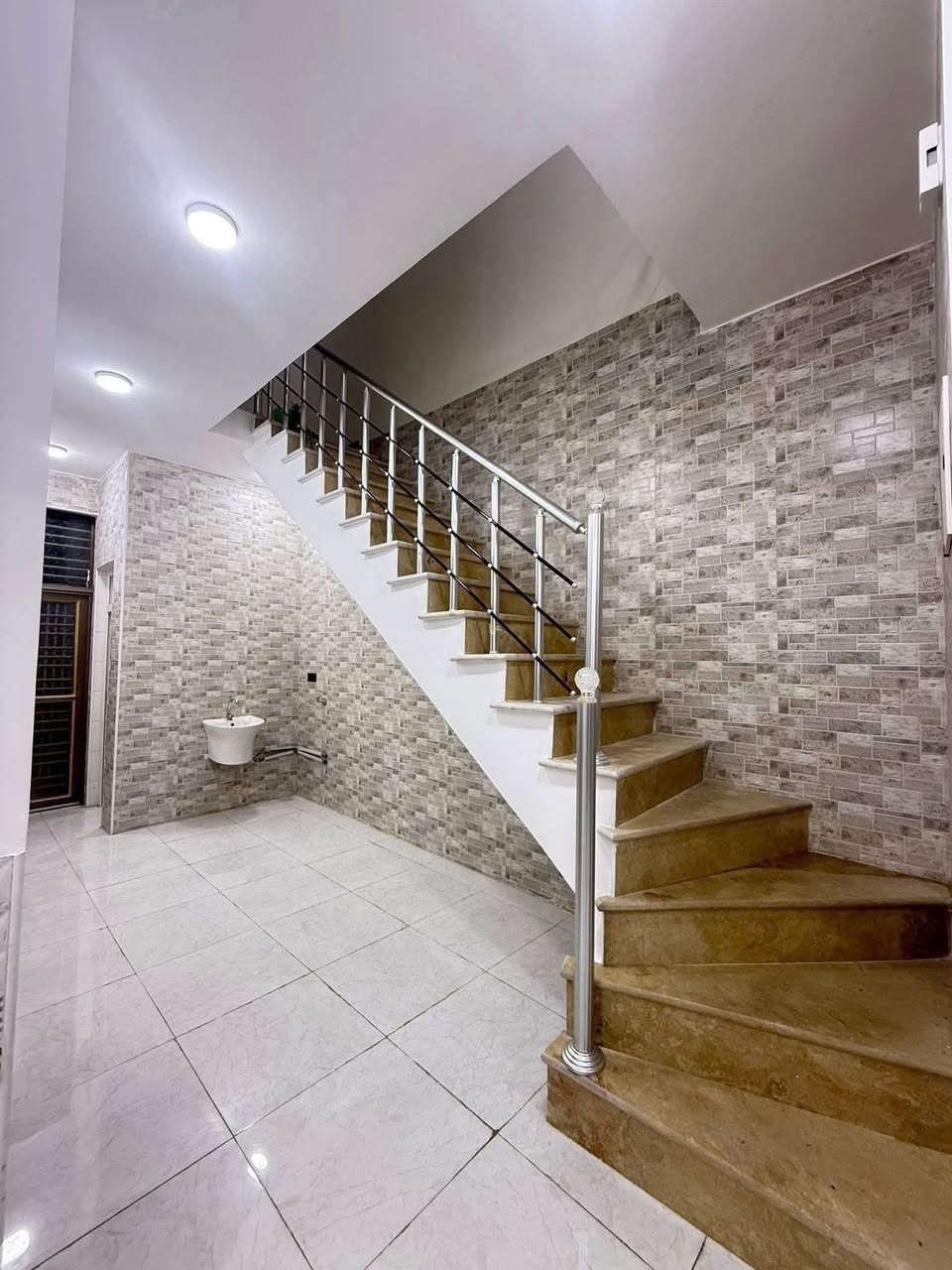 #بيع_مستعجل_سعر_مناسب 
السلام عليكم 

دار للبيع 125م طابو زراعي سند 25 

يحتوي على 👇🏻

3 غرف نوم - صاله - كلدور - مطبخ - كراج - مجمع صحيات عدد 3 - مناور 

الموقع 📍 

نادر الثانيه - خلف مول اهل الخير 2 

للاسـتـسفار عـن اي عقار يتم نشره  مراسلة الصفحه او الاتصال على 

   ⁠***********    ***********
