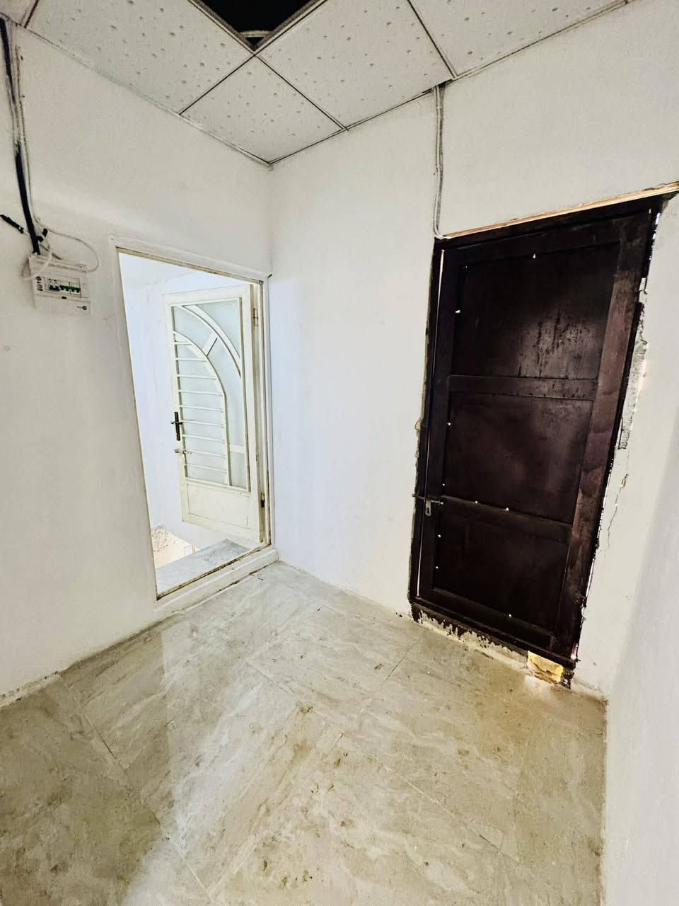 يا الله بيت ايجار ٥٠ متر  طابقين  النجف حي النداء وره مول بغداد قريب عله شارع المجمعات إيجاره ٢٢٥ كل شهر بشهره  يتكون من صالة فوك وجوه غرفتين مطبخ وصحيات الاستفسار ***********
