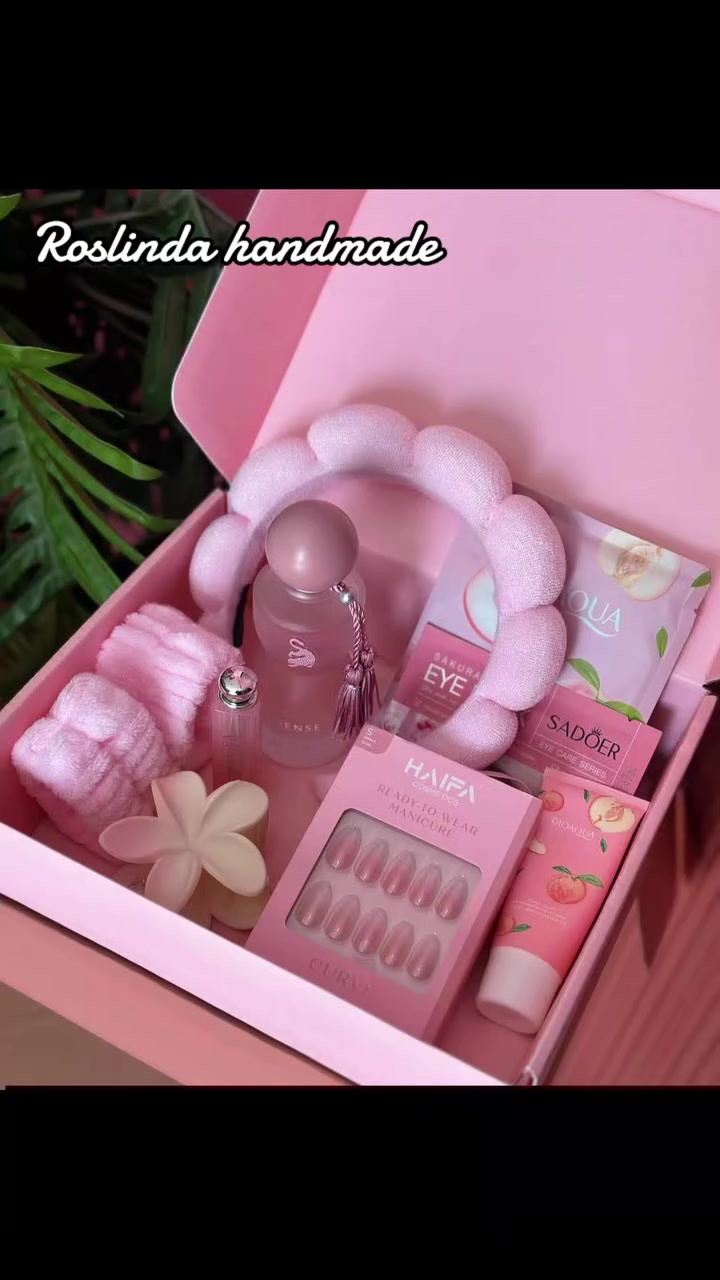 بوكس العيد من عندنا غير ❤️
 بوكس الدلال والانوثة 🥰
بوكس ناعم وراقي فيه كل اللمسات اللي تدلّلك وتخليك تحسي بالتميز 💗  
بوكس صغير… لكن فيه دلال كبير 🌸  
ممكن يكون هدية حلوة لحد غالي أو دلعي روحك بيه شوية ✨  
والسعر جميل زيكم 😍
#عيد_الفطر 
 #هدايا_العيد
 #عيد_سعيد
 #هدايا_مميزة


**إذا كنت صاحب هذا الإعلان وتريد حذفه لأي سبب، رجاءا أرسل رسالة إلى الدعم الفني**