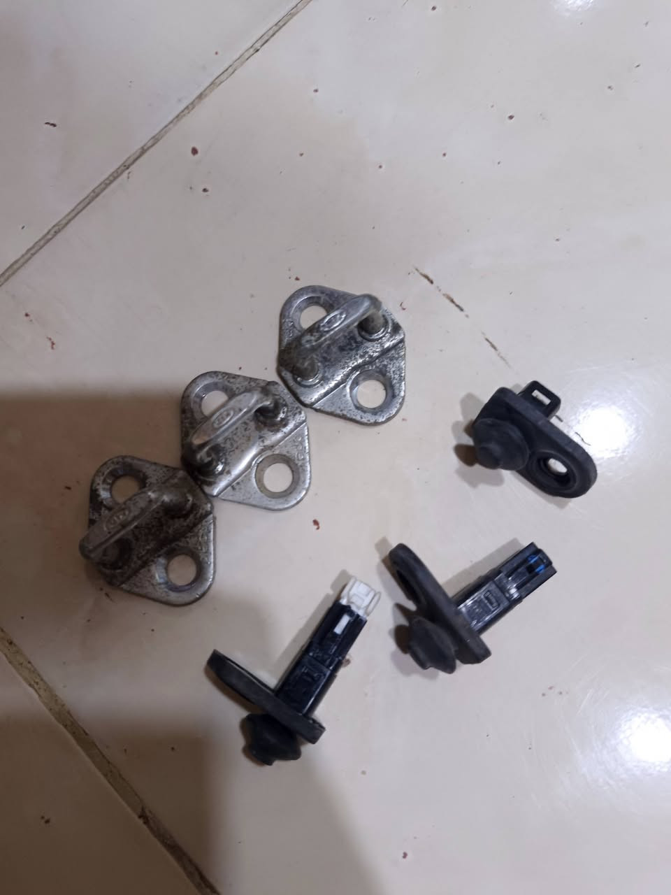 السلام عليكم من رخصة الآدمن
شباب عندي بجم كيا بيكانتو موديل 2010 دخول جديد وارد كوري للبيع وهذا رقمي ***********
