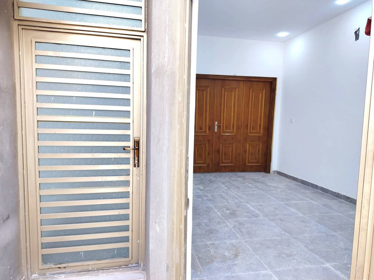 السلام عليكم
بيت طابو بسمي 100م
غرفه 1 صاله صحيات خارجيه داخليه ستقبال مطبخ 
بناء2026 بعده مامسكون 
مكان البيت صوب بني ركاب شويلي مقابل مدرسه صينيه 
خدمات كامله شارع تبليط 
***********
