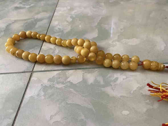 كهرب بولوني ماخذه لون مغلفه سعر غرام 5 الاف عراقي فقط سبحه وزنها 73 غرام شباب منو مهتم للتواصل واتساب على رقم *********** يوجد توصيل جميع محافظات
