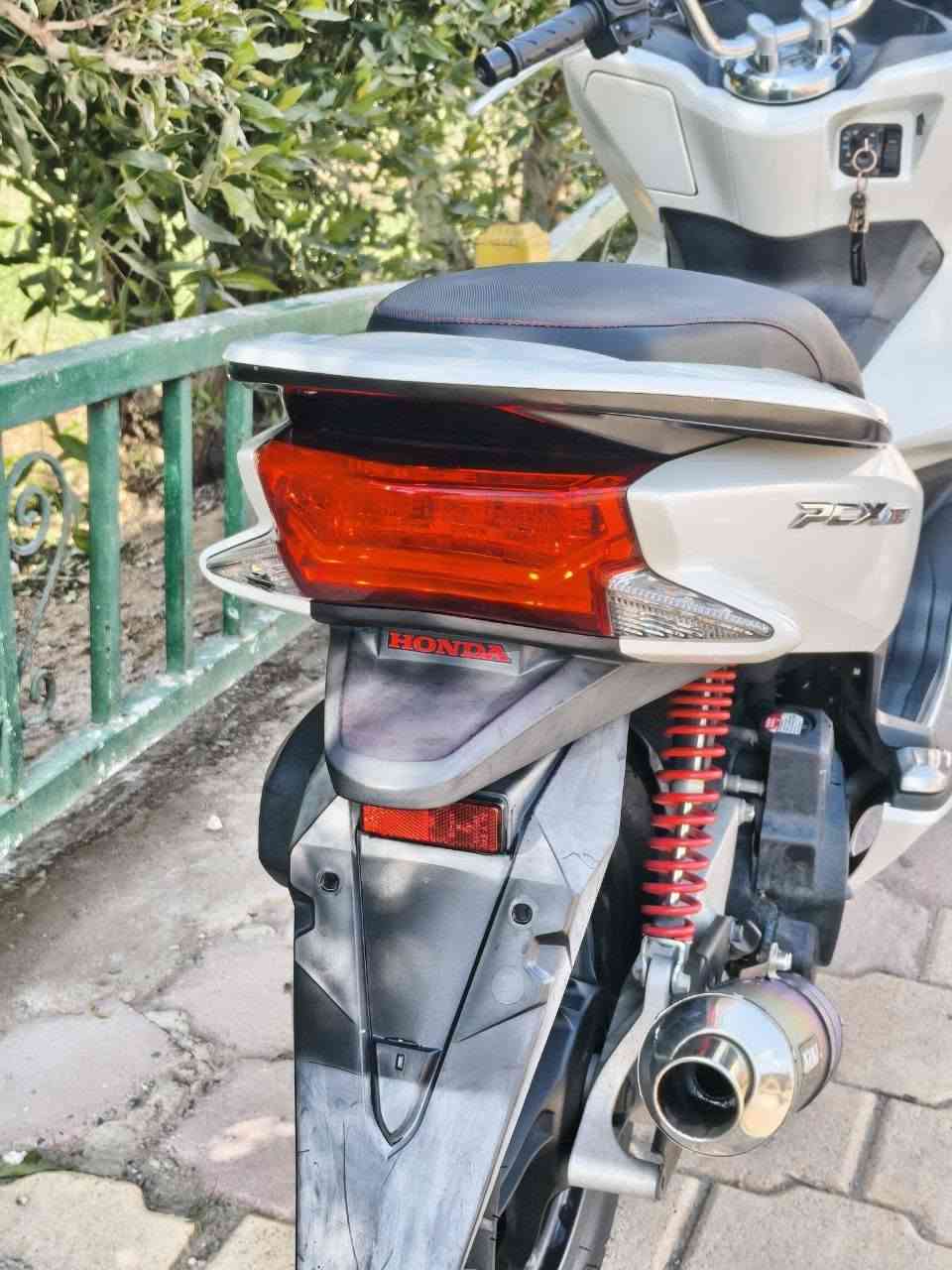 السلام عليكم
دراجة PCX جيل ثاني 
الموديل 2016 
محرك   150 سيسي
صارله تقريباً ثلاث أشهر من نازله من الرمبه 

مواصفات 
حساس ازدحام 
حساس دهن 
حساس استان صفح 
جهاز GBS نقص كارت 
صالنه رياضي 

تبديل دهن موتل 
وبانزين محسن 

العنوان كوت حي الجهاد 
للاستفسار واتساب ***********
