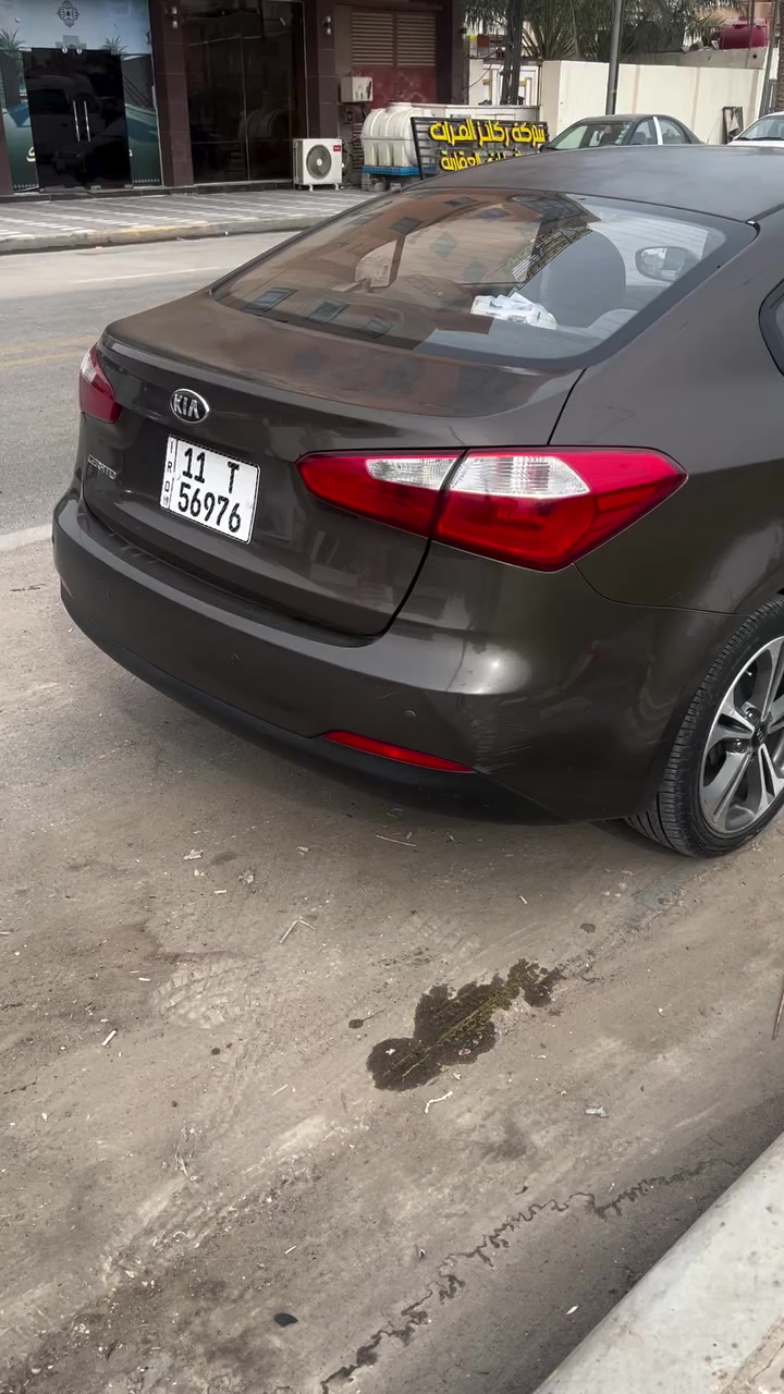 سيراتو ٢٠١٥ مكفوله بيه ملاحضات بسيطه موضحه بالفديو  مكينه وكير كفاله من كلشي السياره بلاديه بدون صبغ بيه بارد بالباب خلف السائق تخم تاير جديد صدر امامي وخلفي جديد كهربائات وتدفئه وتبريد كله شغال امانت الله ورسوله السياره جاهزه من كلشي مكاني حي العدل السعر ١١٥ وبيه مجال للاستفسار ***********
