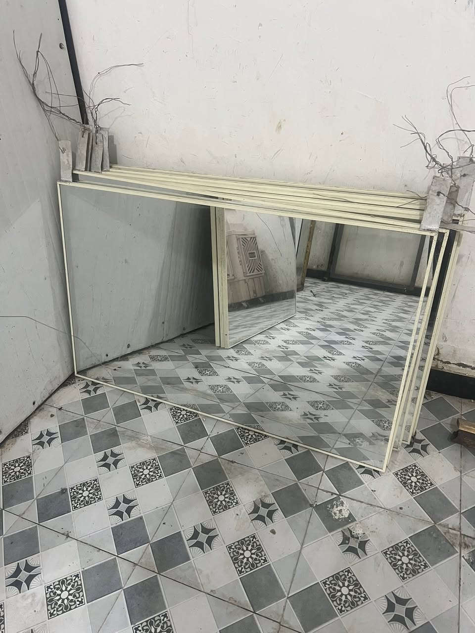 للبيع مرايات
حجمين 
عدد الحجم الكبير 9 مرايات 
وعدد الحجم الزغير 7 مرايات 
***********
