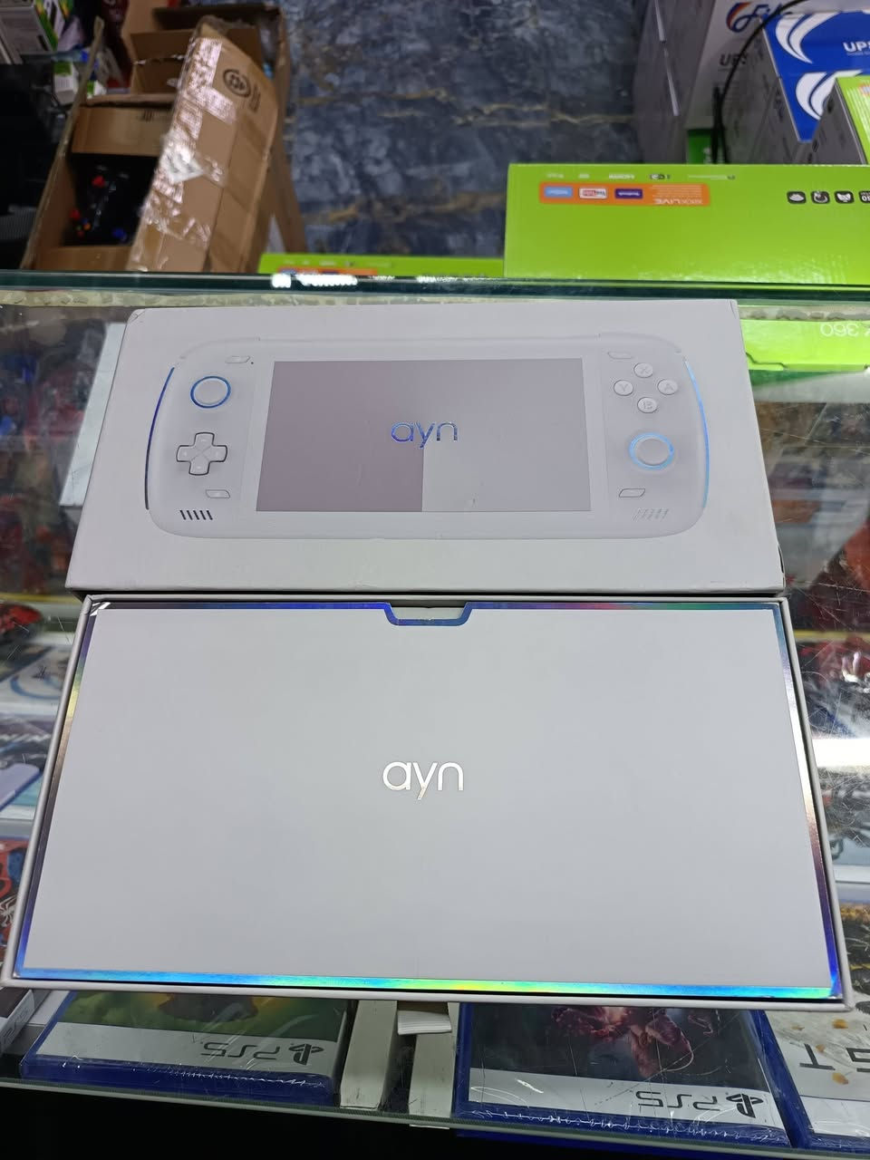 السلام علیکم
Processor: Qualcomm Snapdragon 8 Gen 2 (1x Kryo GoldPlus @3.2GHz, 4x Kryo Gold @2.8GHz, 3x Kryo Silver @2.0GHz)
GPU: Adreno 740
RAM: 8GB (Base)
Storage: 128GB (Base) ; expandable via microSD
Display: 6-inch IPS touchscreen, 1920×1080 resolution (16:9 aspect ratio)
Battery: 8,000 mAh
OS: Android 13
Connectivity: Wi-Fi 7, Bluetooth 5.3
Ports: USB 3.1 Type-C (with DisplayPort video output), 3.5mm headphone jack, Micro HDMI
Controls: Hall Effect joysticks, analog triggers, programmable back buttons, and customizable RGB lighting
Dimensions: ~225 × 98 × 17 mm
Weight: ~420g

بيها شخط بسيط بشاشة
سعرها ٣٠٠ الف و متوفر توصيل جميع محافظات


**إذا كنت صاحب هذا الإعلان وتريد حذفه لأي سبب، رجاءا أرسل رسالة إلى الدعم الفني**
