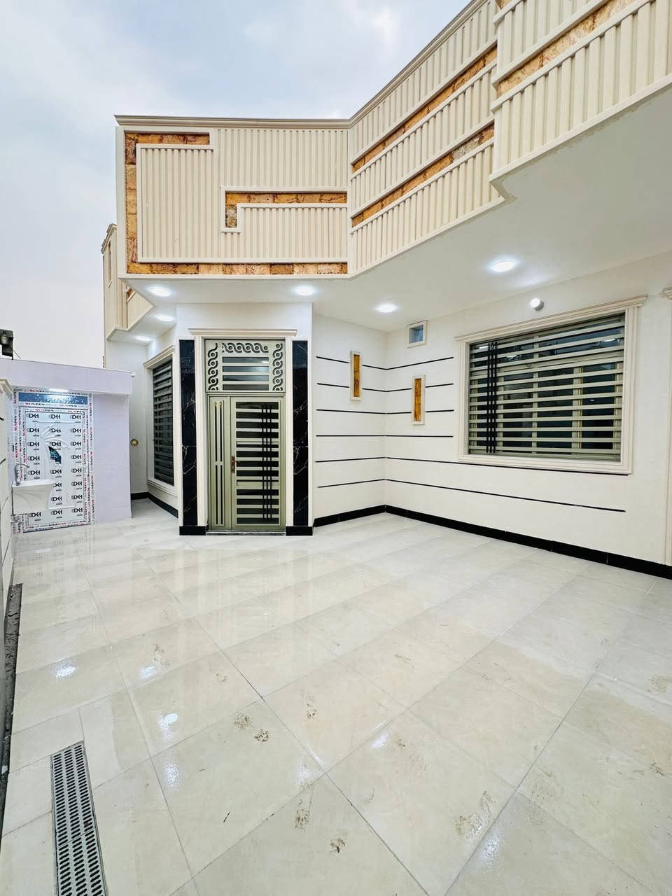 السلام عليكم 
دار للبيع جديد جاهز للسكن
المساحة 200متر طابق واحد
الموقع نهاوند الثالثه خلف البطاقه الوطنية
للاستفسار ***********
