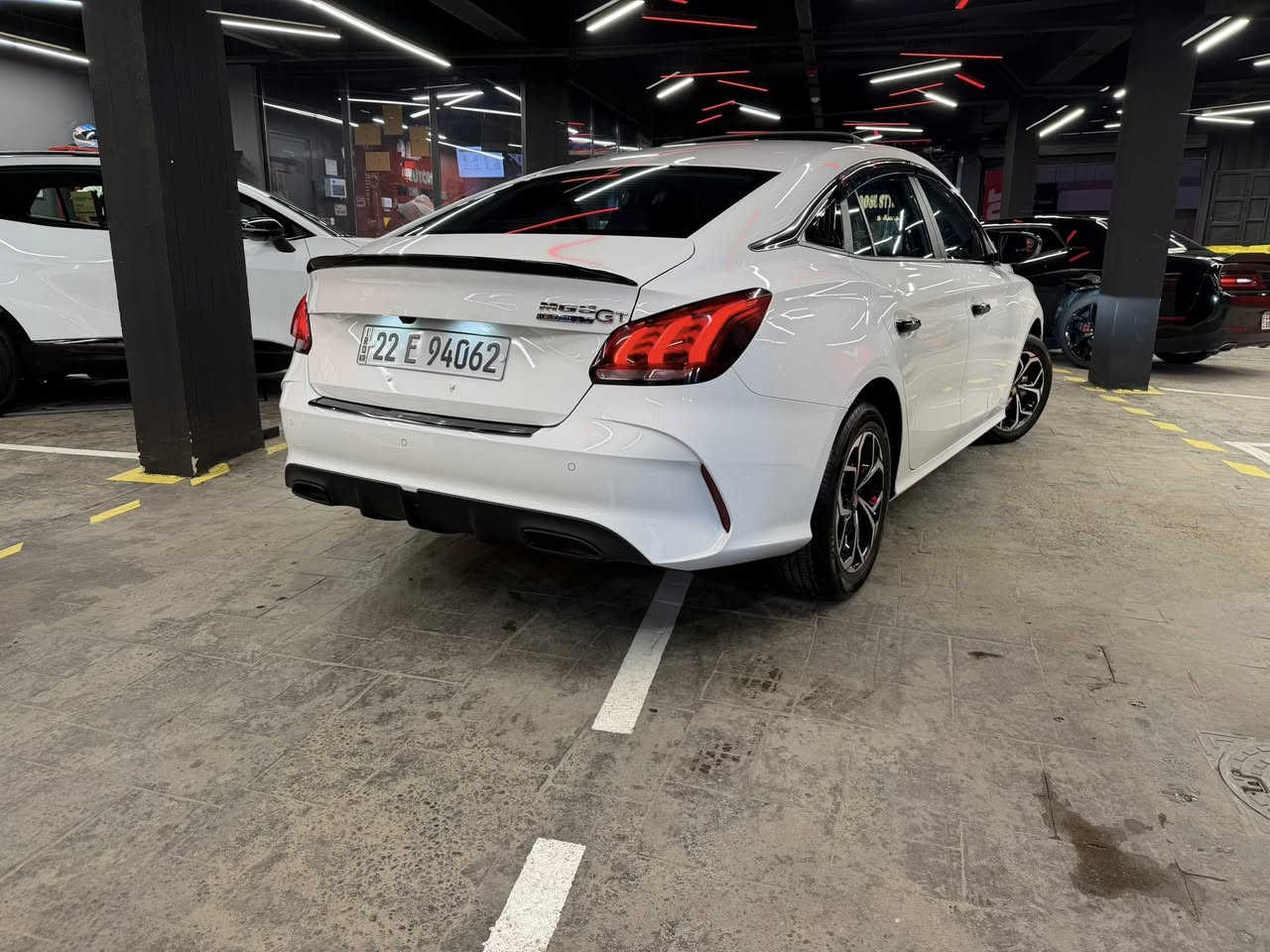 MG GT 2023 للبيع
السيارة غنية عن التعريف بمواصفاتها المعروفة:
• ناقل الحركة: أوتوماتيك.
• نظام التشغيل: بصمة تشغيل ودخول ذكي للأبواب.
• المكابح: هاندبريك إلكتروني (بصمة) مع خاصية الأوتو هولد (Auto Hold).
• التكنولوجيا: شاشة تدعم نظام "أبل كار بلاي" و"أندرويد أوتو".
• المساعدة على القيادة: كاميرا خلفية، حساسات خلفية، ونظام مراقبة ضغط الإطارات.
• الإضاءة: نظام ترحيب، مصابيح زينون، وإشارات بالمرايا الجانبية.
• المقصورة: كراسي جلد، ونوافذ كهربائية.
• الإضافات الخارجية: ويل كب (جنوط).
• المسافة المقطوعة: 14,500 km فقط.
الإضافات الخارجية والملحقات:
• عازل حراري أصلي: عزل عالي الجودة لتقليل حرارة الشمس داخل المقصورة.
• إضاءة داخلية (LED): ألوان متغيرة يمكن التحكم بها عبر تطبيق الهاتف.
• هدية مع السيارة: 5 فلاتر زيت أصلية جديدة.

السعر: 124 ورقة (قابل للتفاوض).

العنوان: بغداد حي الجهاد مجمع النسيم السكني

للتواصل:***********

ملاحظات حول حالة البدي (الهيكل):
• الباب: توجد "رصعة" (نقرة) صغيرة جداً في باب الراكب (بجانب السائق) من الأسفل.
• البنيد والقمارة: توجد آثار بسيطة جداً وغير واضحة ناتجة عن "الحالوب"، وهي رصعات خفيفة جداً
