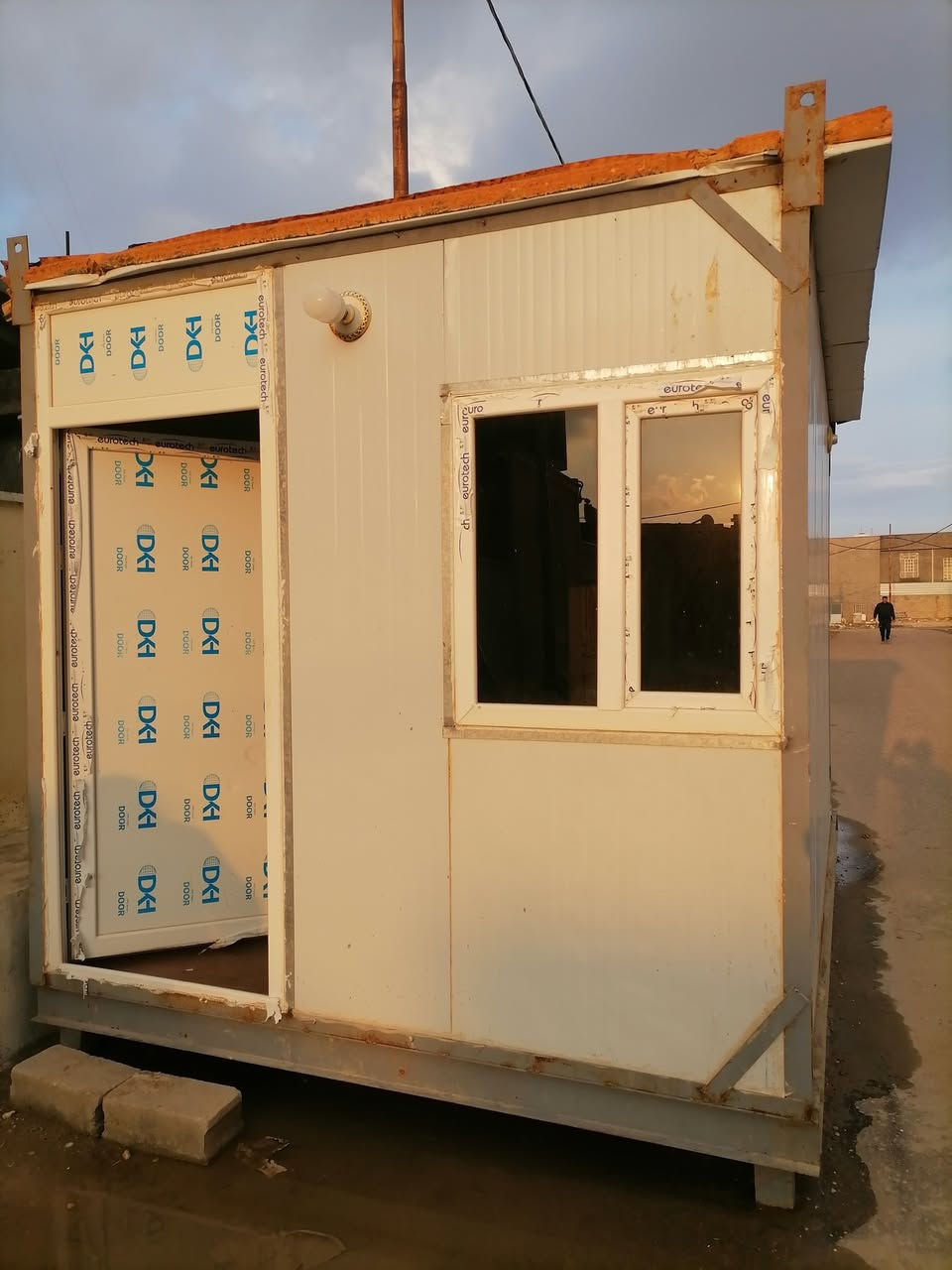 يوجد لدينا كرفان البيع مكان حديثه حي العسكري قرب اذاعه رقم الهاتف ***********
