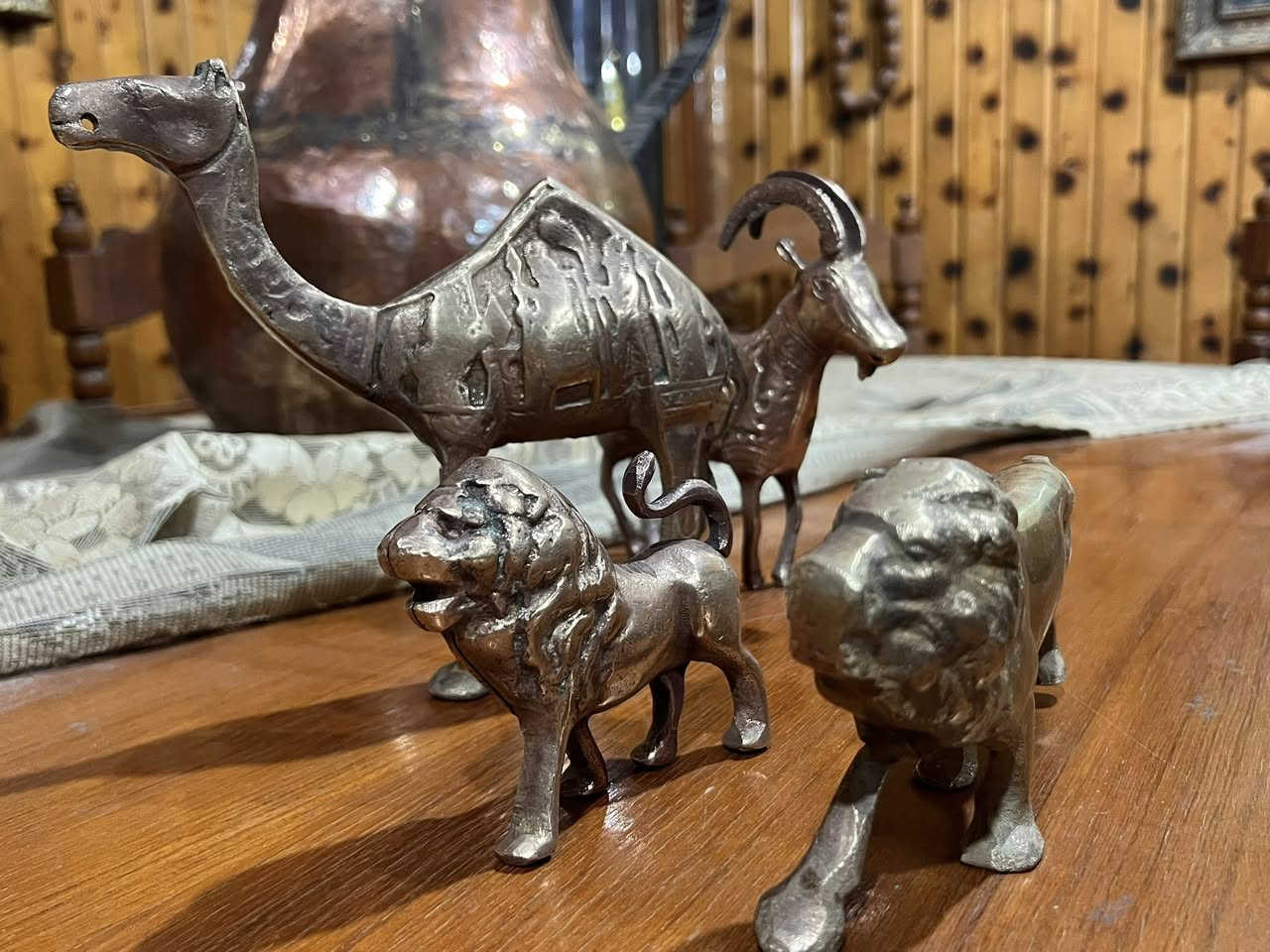 السلام عليكم 

نحاسيات قديمة
ابيع شلع
8 قطع

***********
